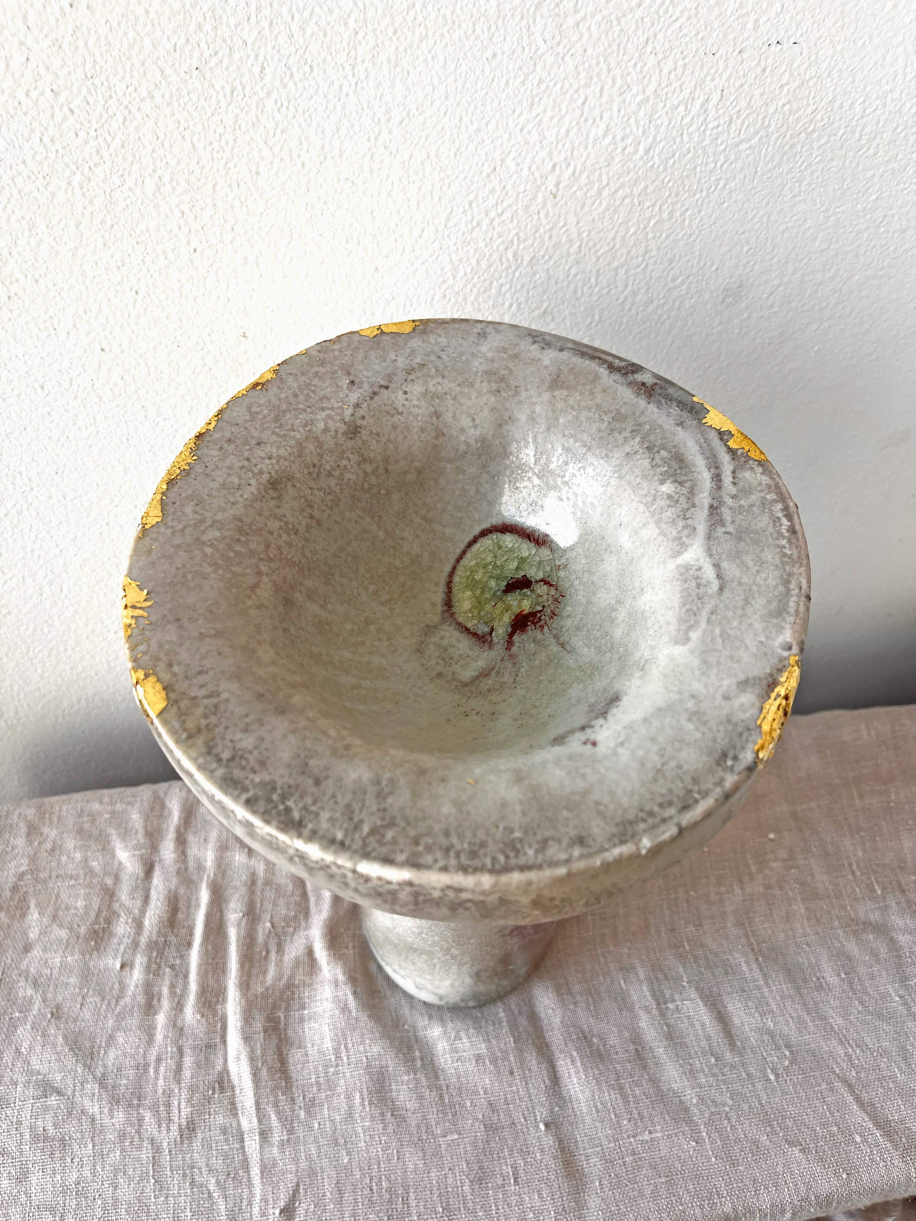 XXIe siècle et contemporain Bol à piédestal décoratif en porcelaine cuite au feu de bois, fait à la main, avec feuille d'or en vente