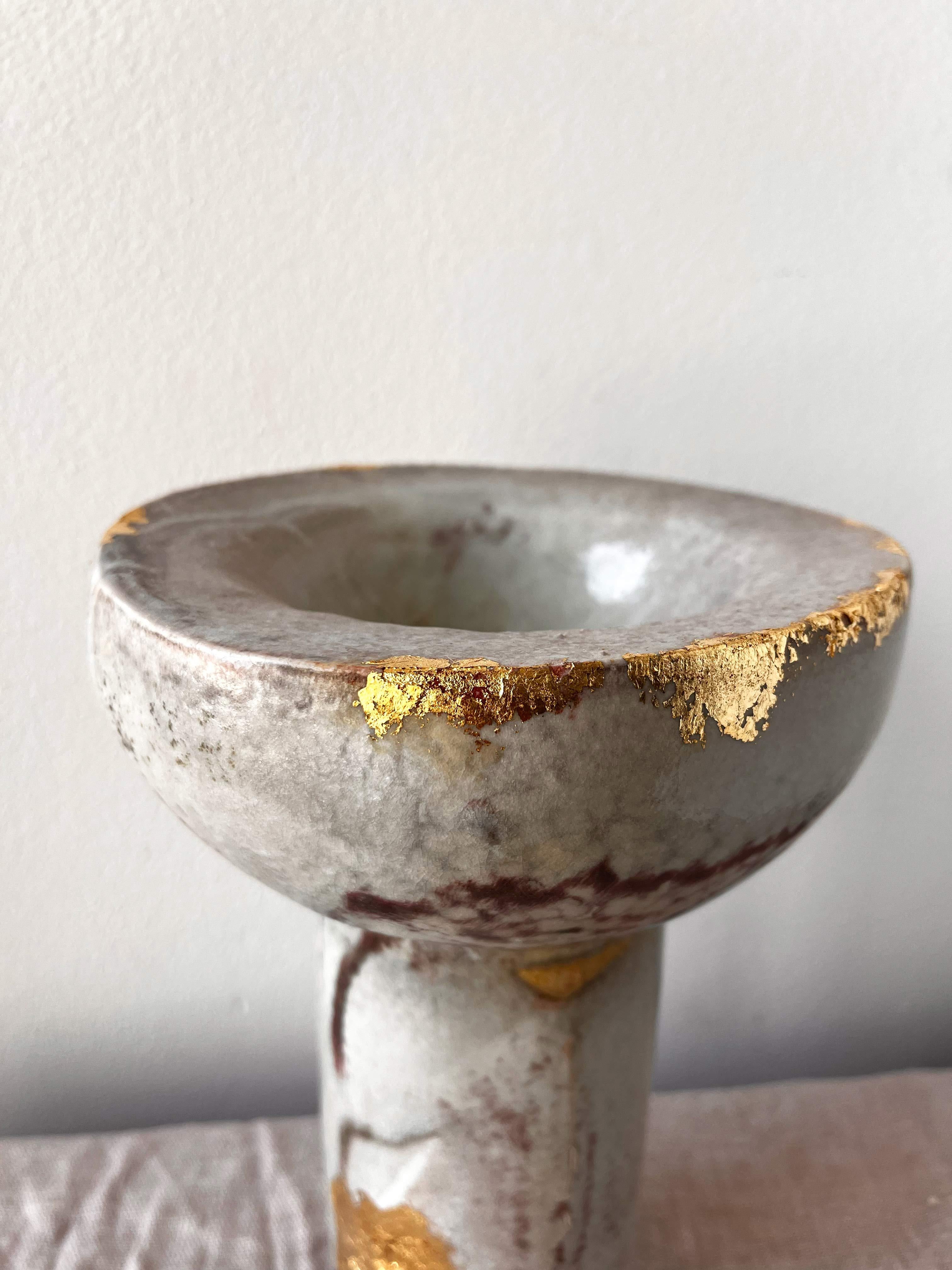 Bol à piédestal décoratif en porcelaine cuite au feu de bois, fait à la main, avec feuille d'or en vente 1
