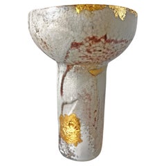 Bol à piédestal décoratif en porcelaine cuite au feu de bois, fait à la main, avec feuille d'or