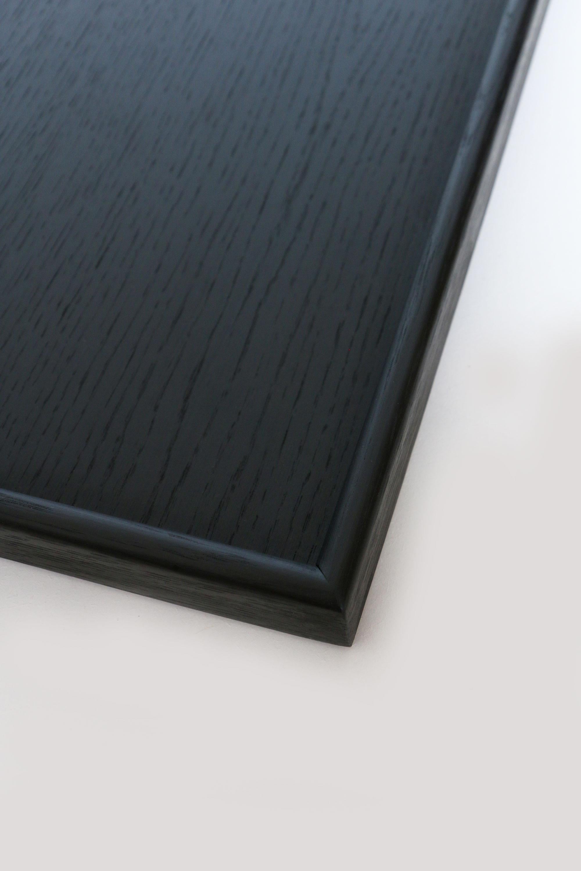 Handgefertigtes Serviertablett aus schwarzem Holz 45 x 35cm (Moderne) im Angebot