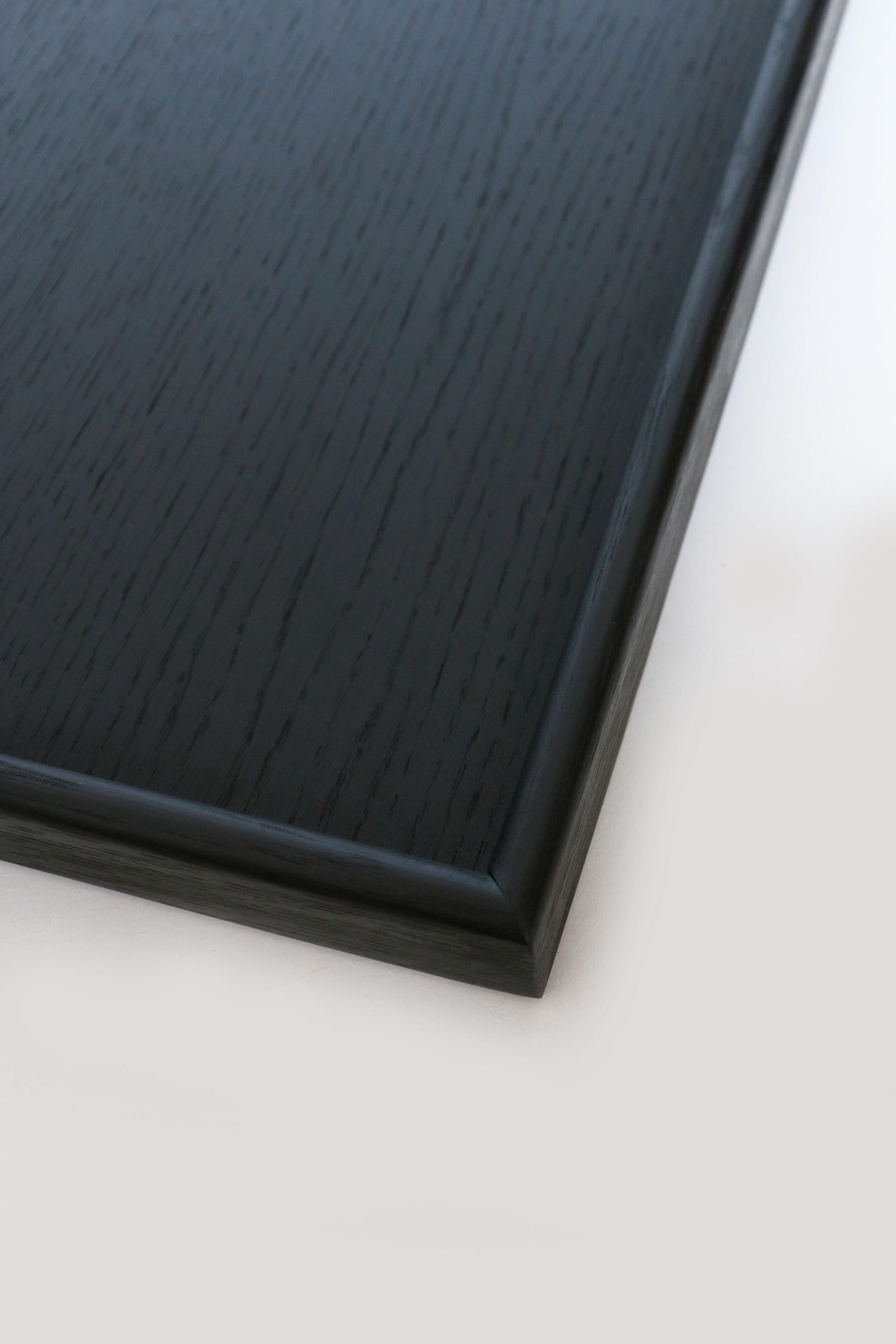 Moderno Piccolo vassoio da portata in legno nero fatto a mano 45 x 35 cm in vendita