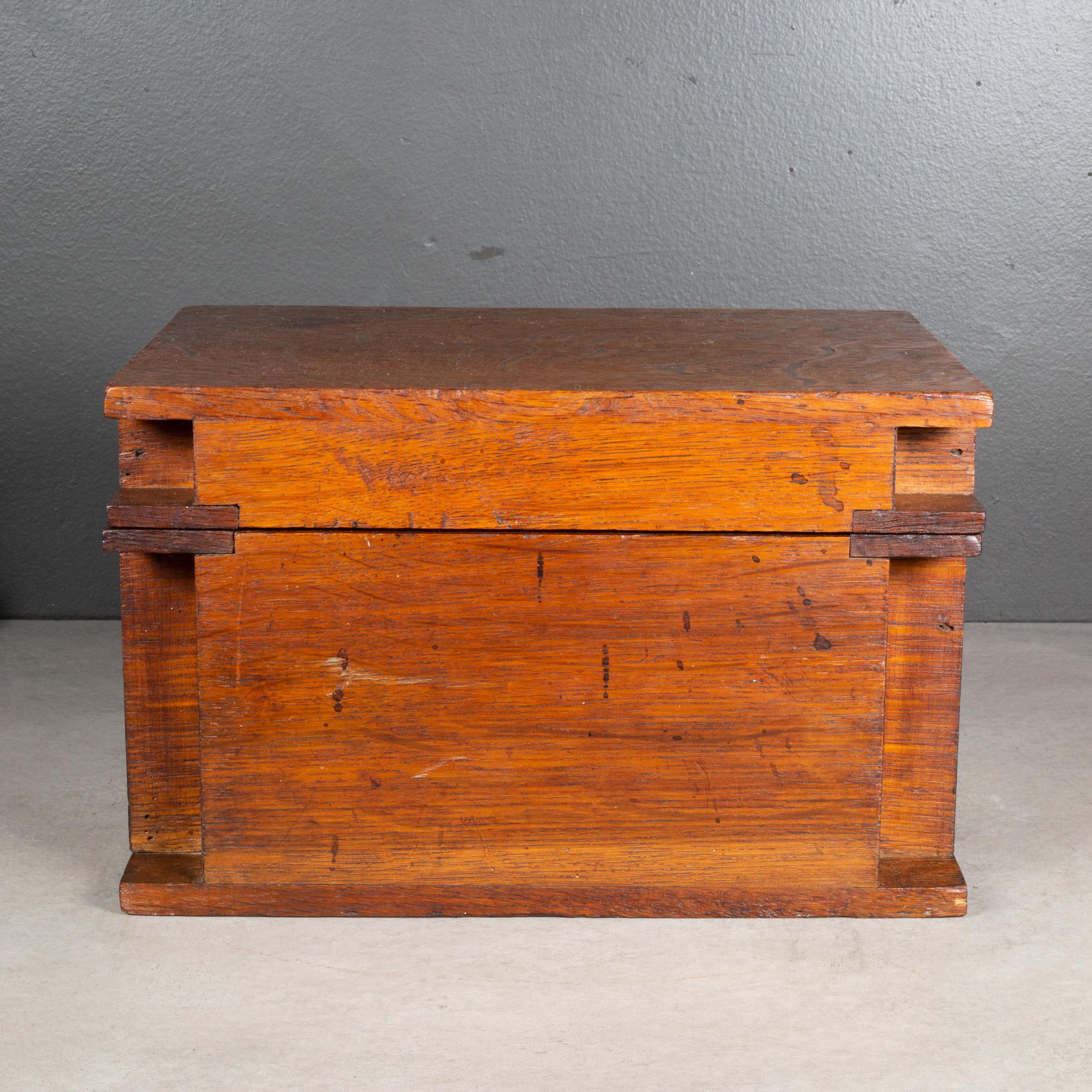 Arts and Crafts Scatola di legno fatta a mano con vassoio interno e cassetto segreto, 1880-1920 ca.