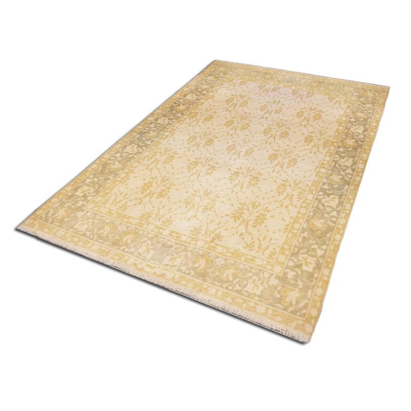 Rug of Indian origin with classic Agra design.
- Measures: 3.70 x 2.70 m.
- Interlaced flowers and palmettes make up the design of the central field.
- It is a piece with a very elaborate design but at the same time soft thanks to the white, beige
