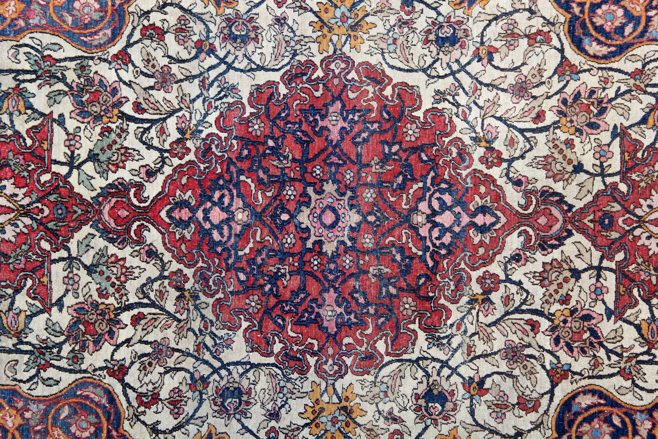 Handgefertigter antiker orientalischer Teppich aus Wolle in Beige, traditioneller Wohnzimmerteppich (Frühes 20. Jahrhundert) im Angebot