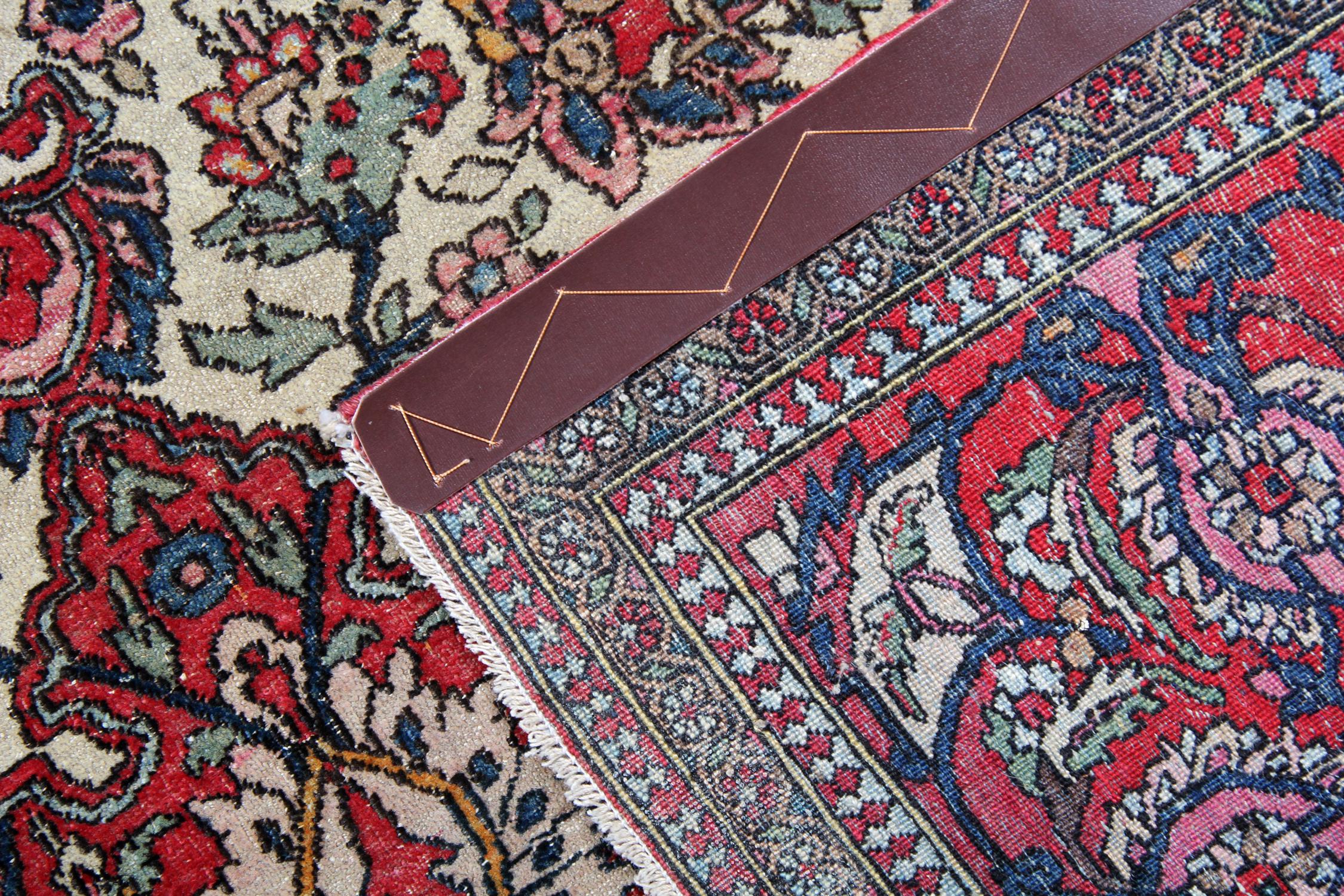 Handgefertigter antiker orientalischer Teppich aus Wolle in Beige, traditioneller Wohnzimmerteppich im Angebot 1
