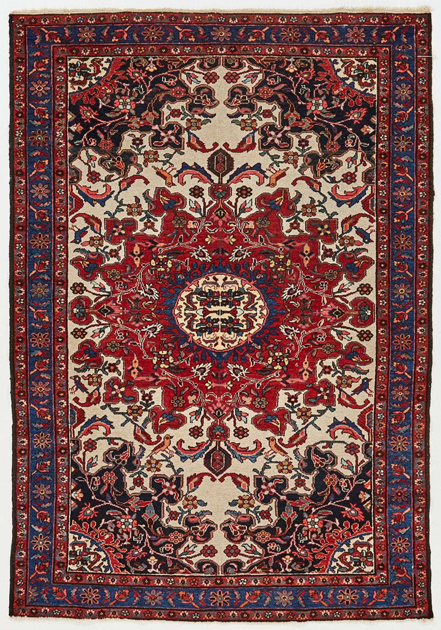 Un tappeto antico a medaglione centrale è un ottimo esempio di tappeto persiano antico tessuto nel 1900. Intrecciato a mano con dettagli intricati nei colori arancio, blu e rosso. Il disegno presenta un campo centrale color avorio con un medaglione