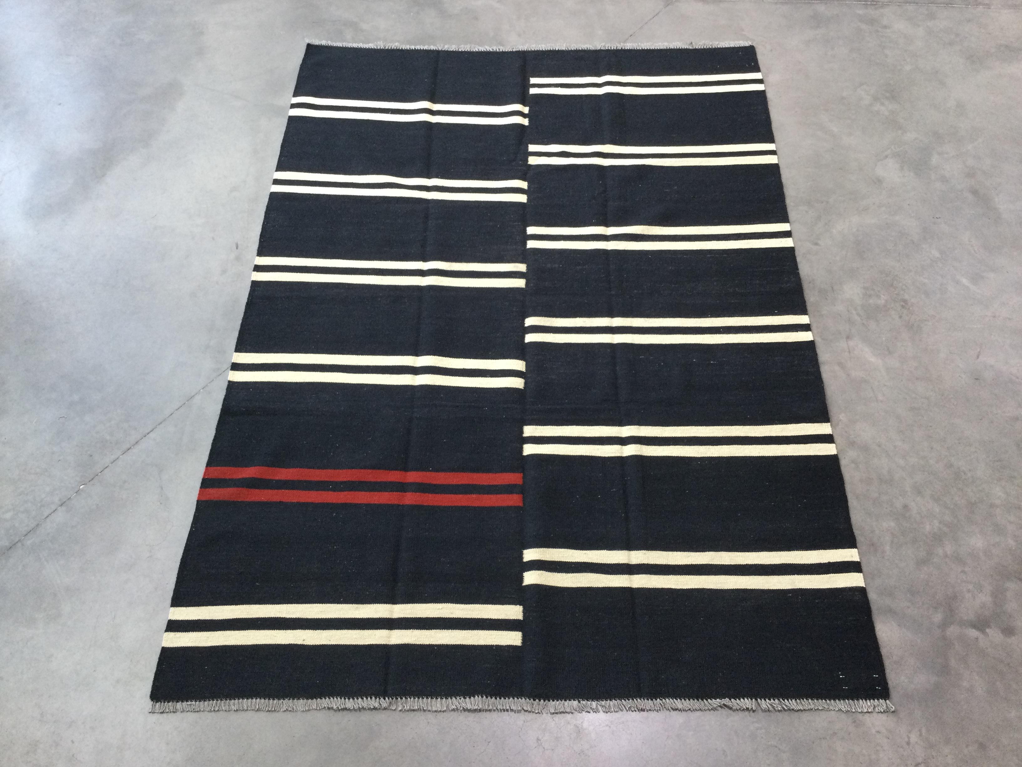 Contemporary kilim handmade in the Zigler handicraft workshops in Pakistan.
- Handcrafted with aged wool.
- By not having borders, this type of pieces will perfectly focus on a decorative environment.
- They are soft, calm and will bring a touch of