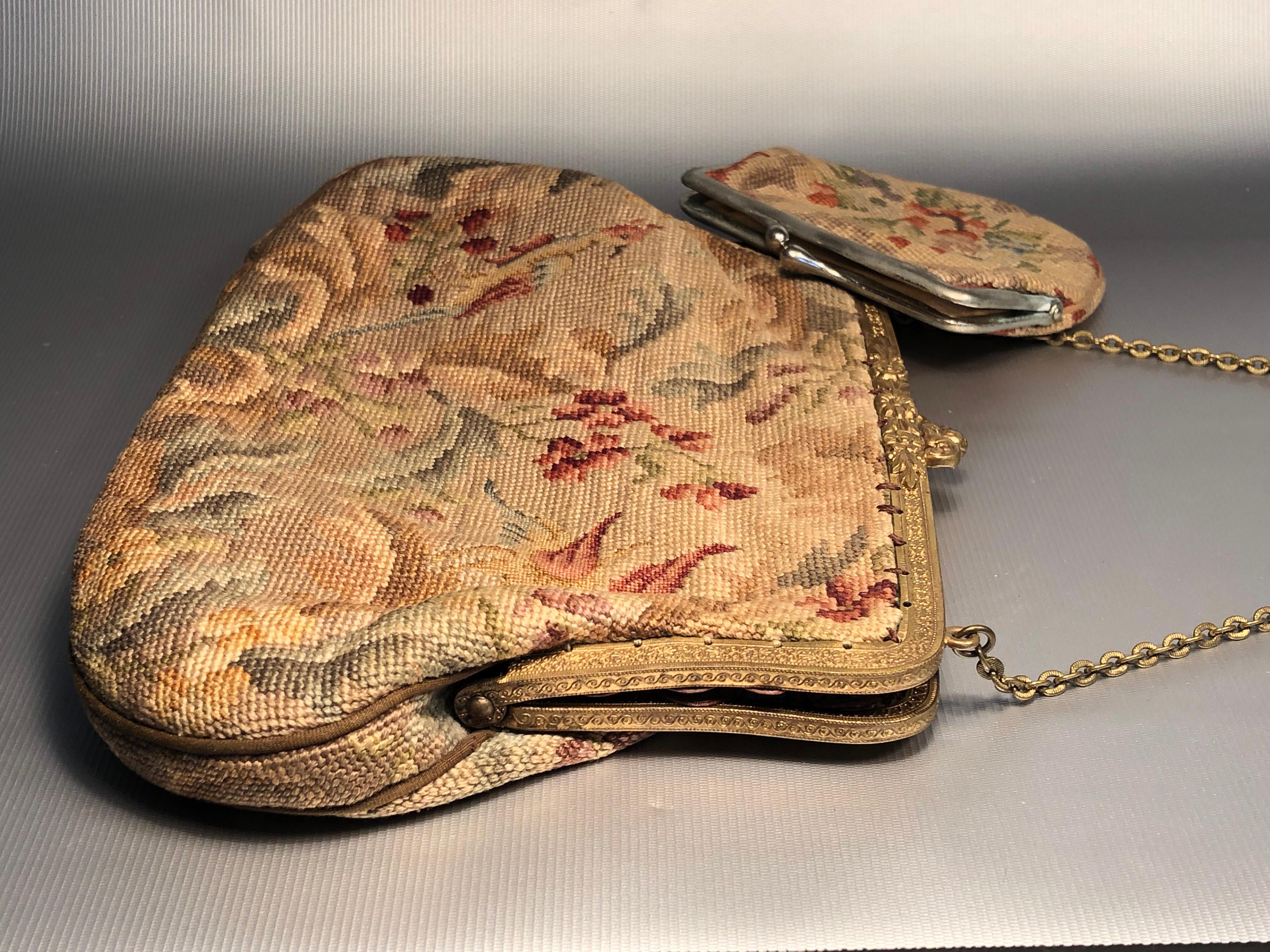 Gorgeous ladies small vintage floral handmade purse 
Complimentary shipping worldwide.