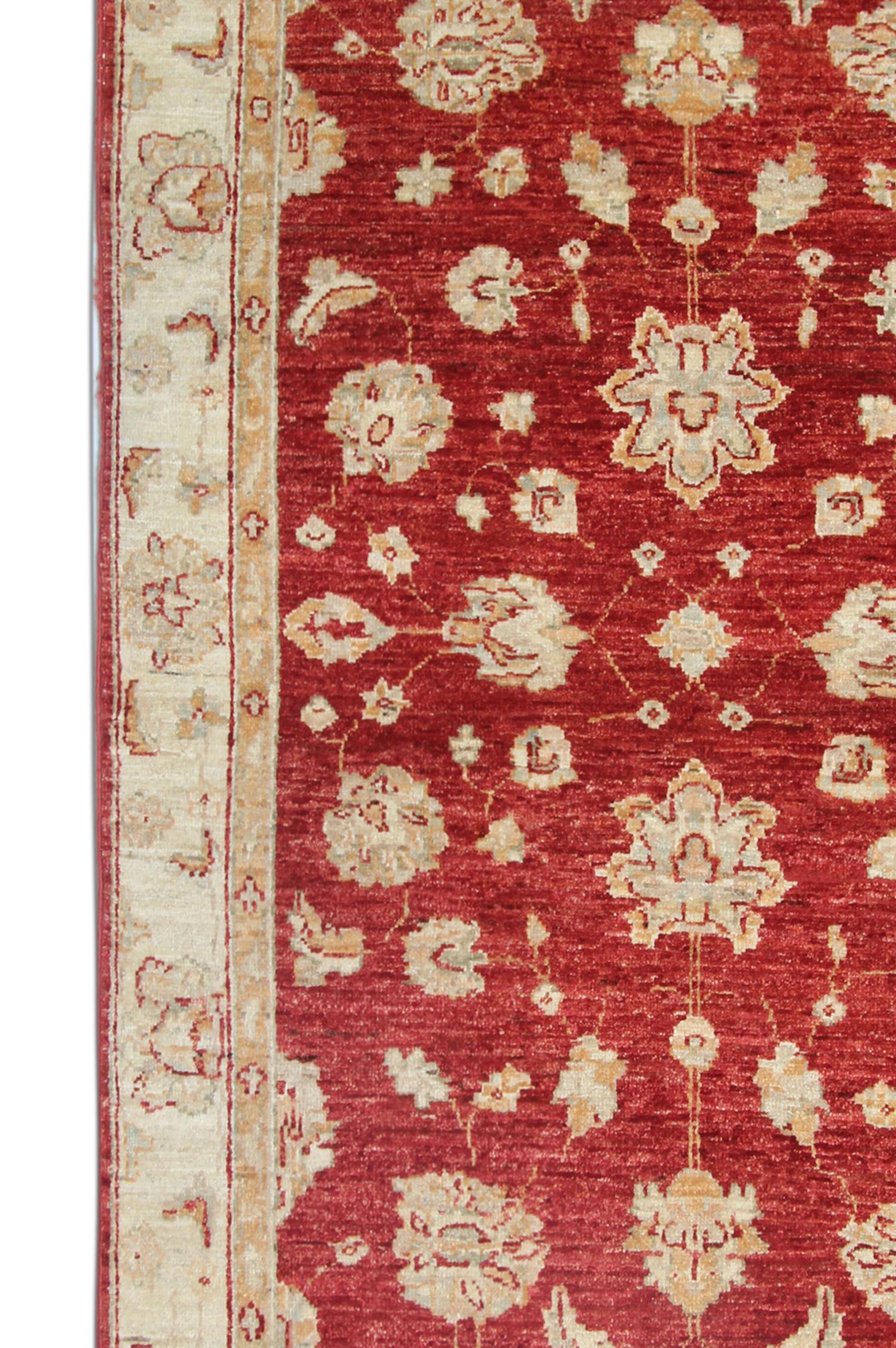 Bringen Sie einen Hauch von Wärme und Eleganz in Ihr Zuhause mit diesem Wollteppich für das Wohnzimmer, eine atemberaubende Mischung aus modernem Blumendesign und traditioneller Handwerkskunst. Handgeknüpft aus hochwertiger Wolle auf einer