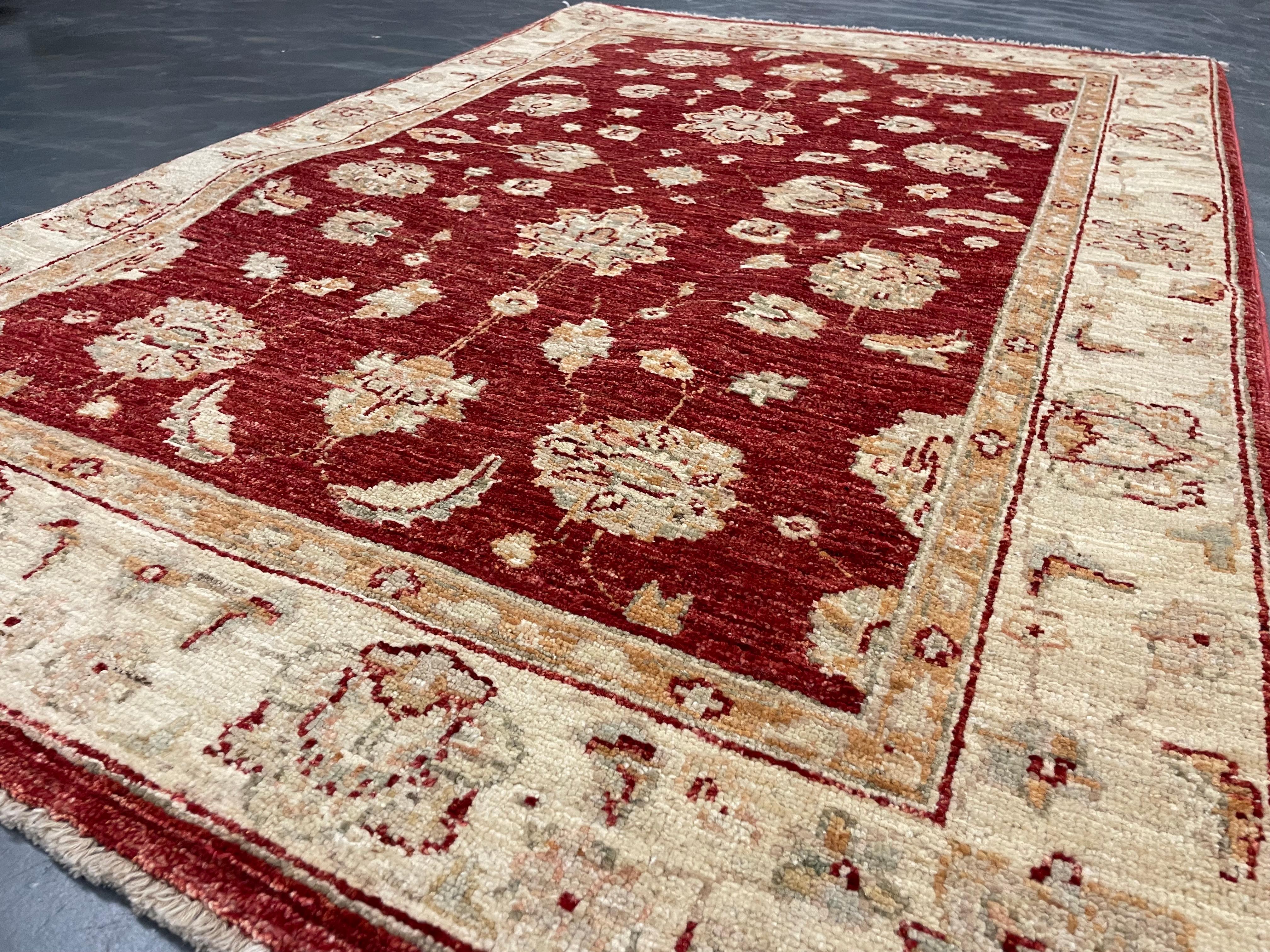 Handgefertigter roter Wollteppich, floraler Orientteppich für das Wohnzimmer 152x100cm (21. Jahrhundert und zeitgenössisch) im Angebot