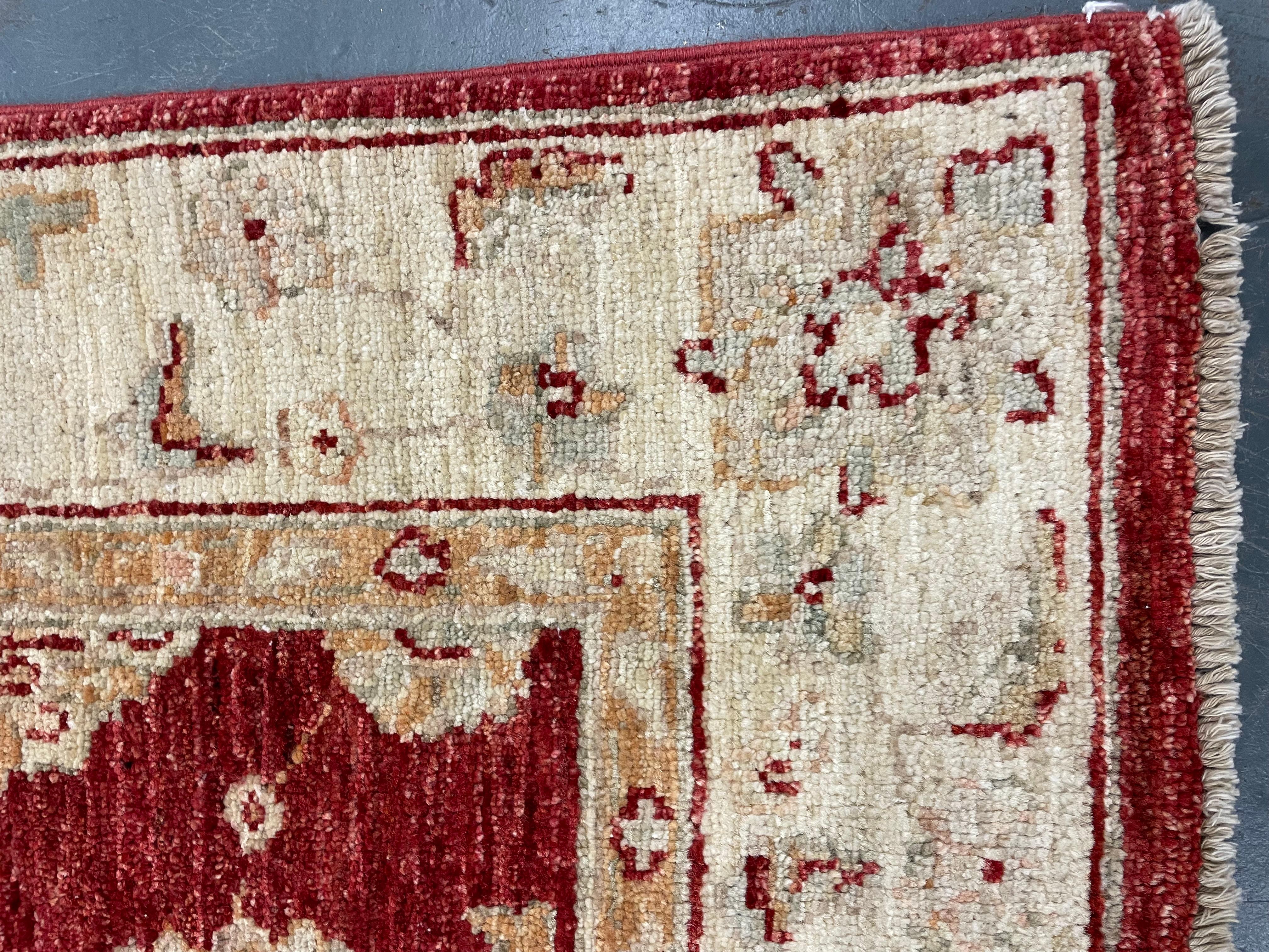 Handgefertigter roter Wollteppich, floraler Orientteppich für das Wohnzimmer 152x100cm (Wolle) im Angebot