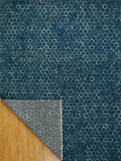 Tapis en laine fait main bleu indigo avec motif géométrique hexagonal subtil