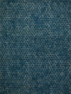 Tapis en laine fait main bleu indigo avec motif géométrique hexagonal subtil