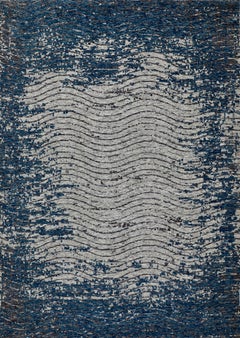 Handgefertigter Wollteppich in Silber und Tiefblau mit abstraktem Wellenmuster