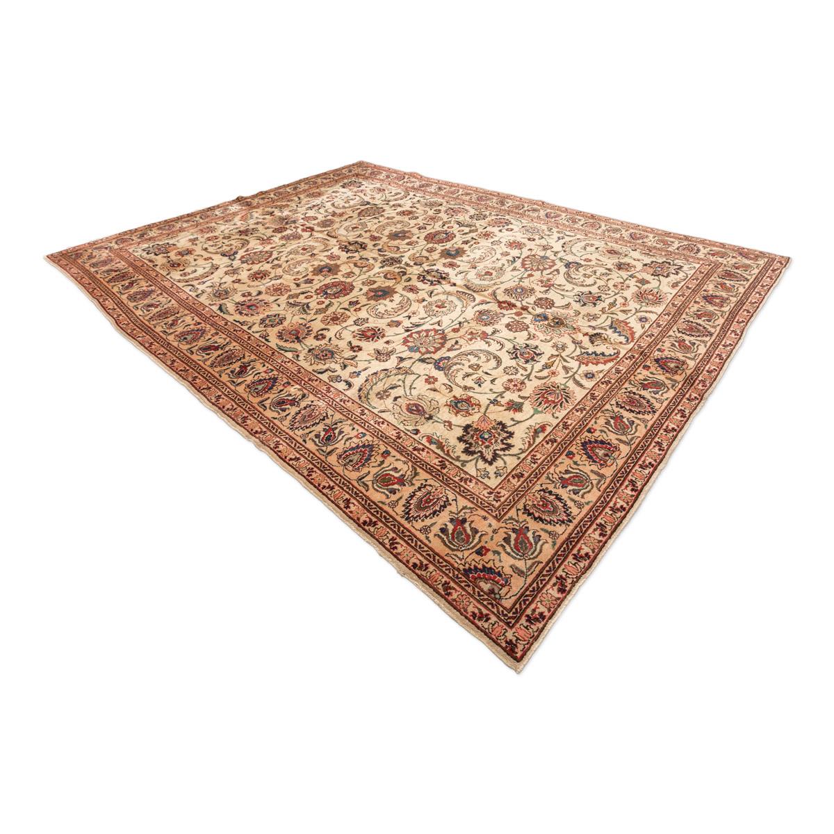 Classic design rug like from the city of Tabriz. Measures: 3.75 x 2.75 m
- Excellent piece characterized by the use of interlocking vanes and rosettes throughout the central field.
- Border work very similar to the field, which provides great