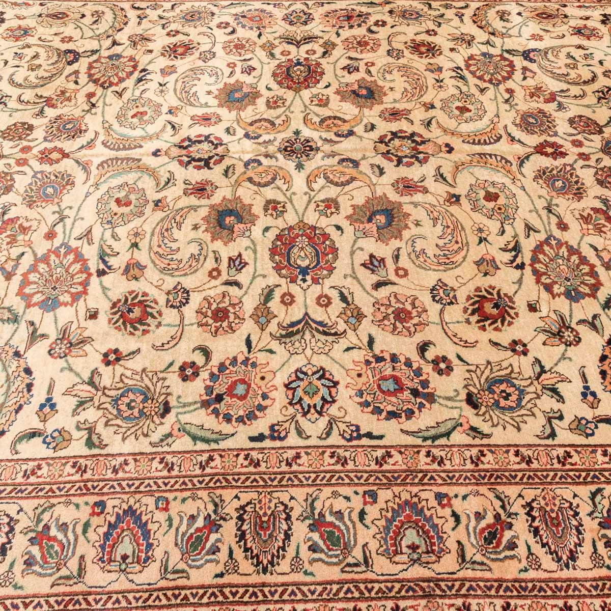 Handmade Wool Rug with Classic Tabriz Design, circa 1900 In Excellent Condition For Sale In MADRID, ES