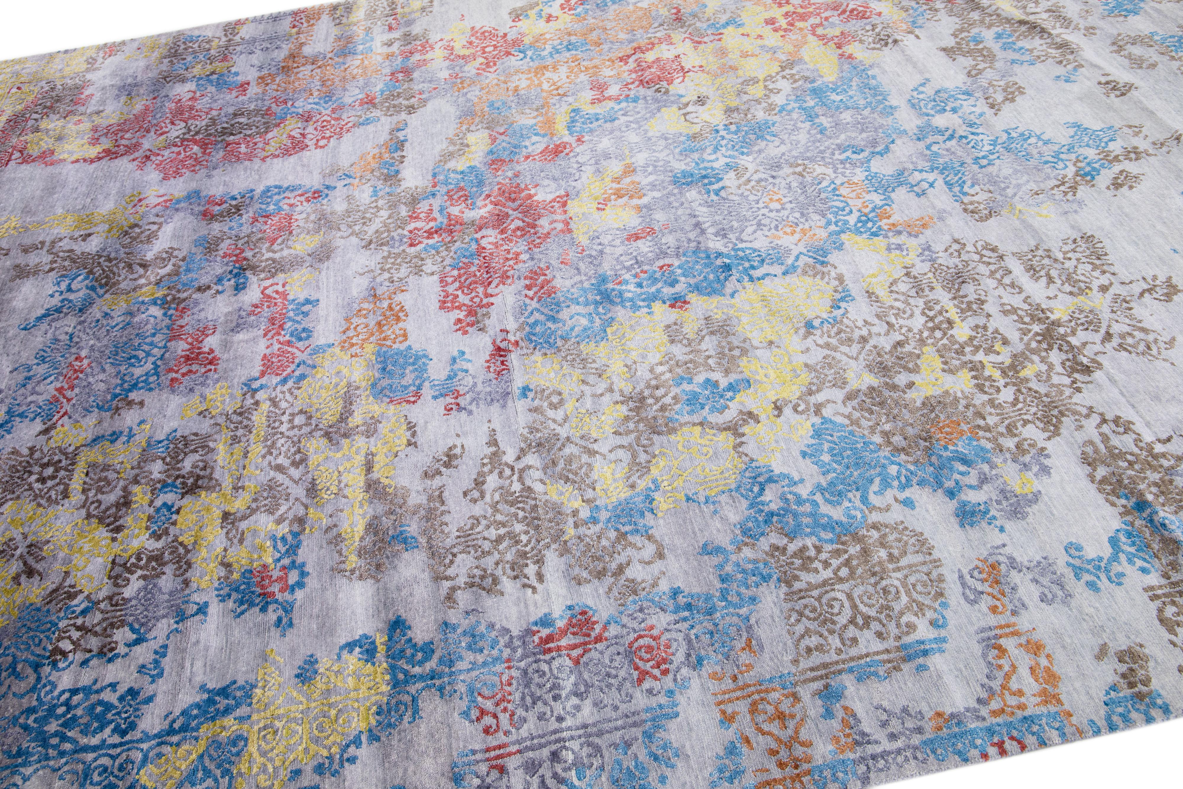 Moderne Tapis en laine et soie fait à la main avec un design abstrait multicolore en vente