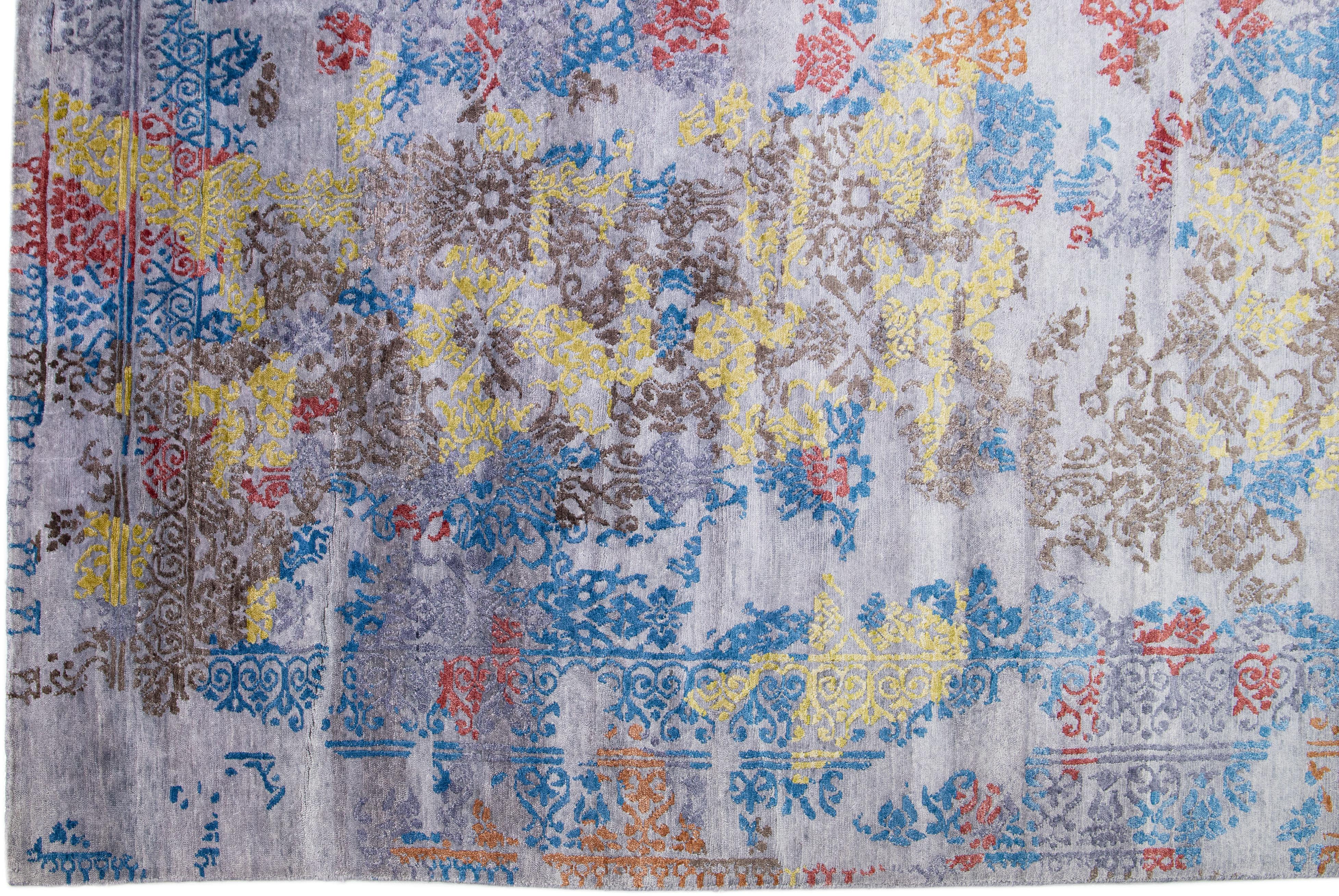 Noué à la main Tapis en laine et soie fait à la main avec un design abstrait multicolore en vente