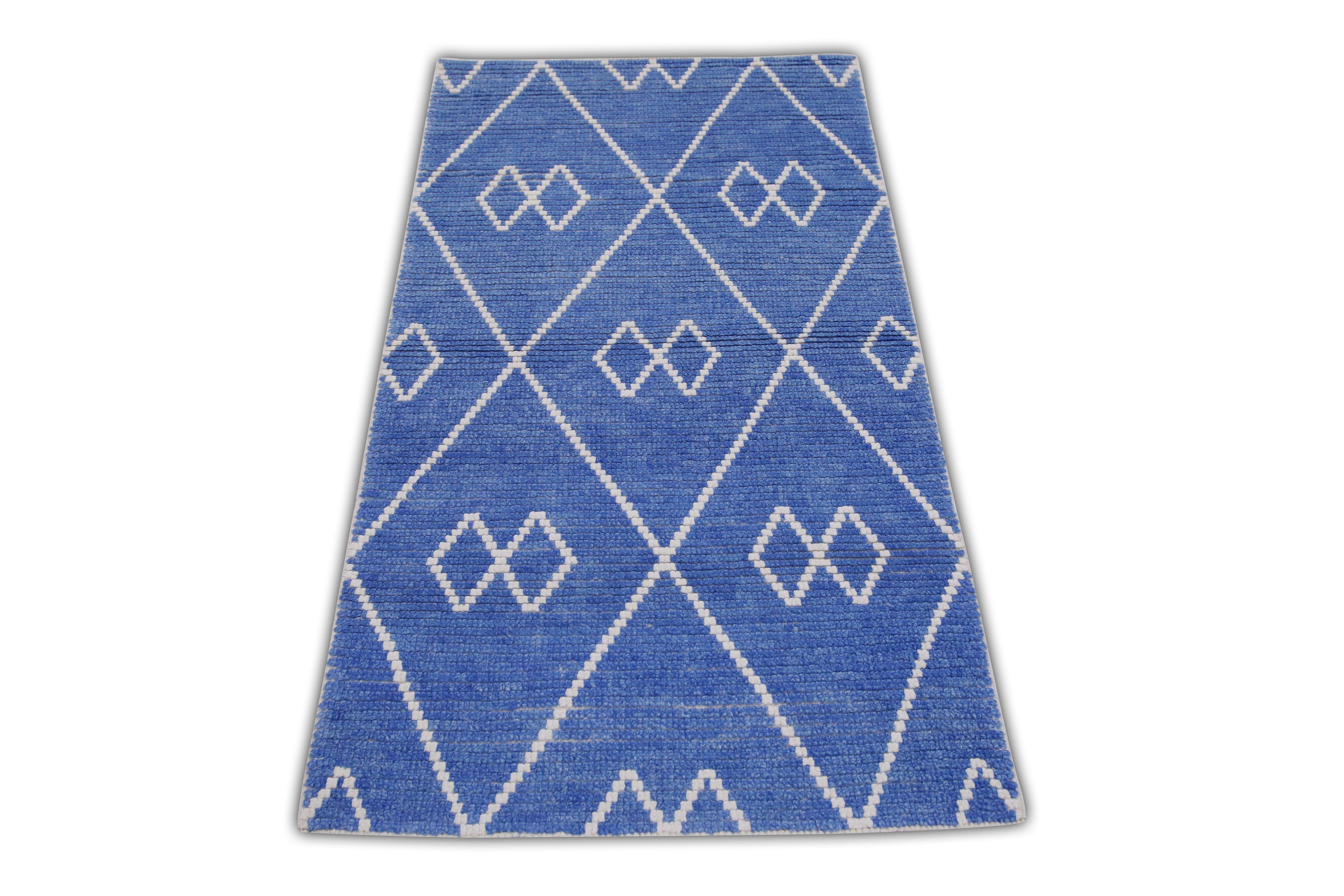 Uno splendido tappeto turco Tulu moderno che aggiungerà sicuramente un tocco di calore e lusso a qualsiasi spazio. Questo tappeto è stato meticolosamente intrecciato a mano con tecniche tradizionali che ne garantiscono la qualità e la durata.

Il