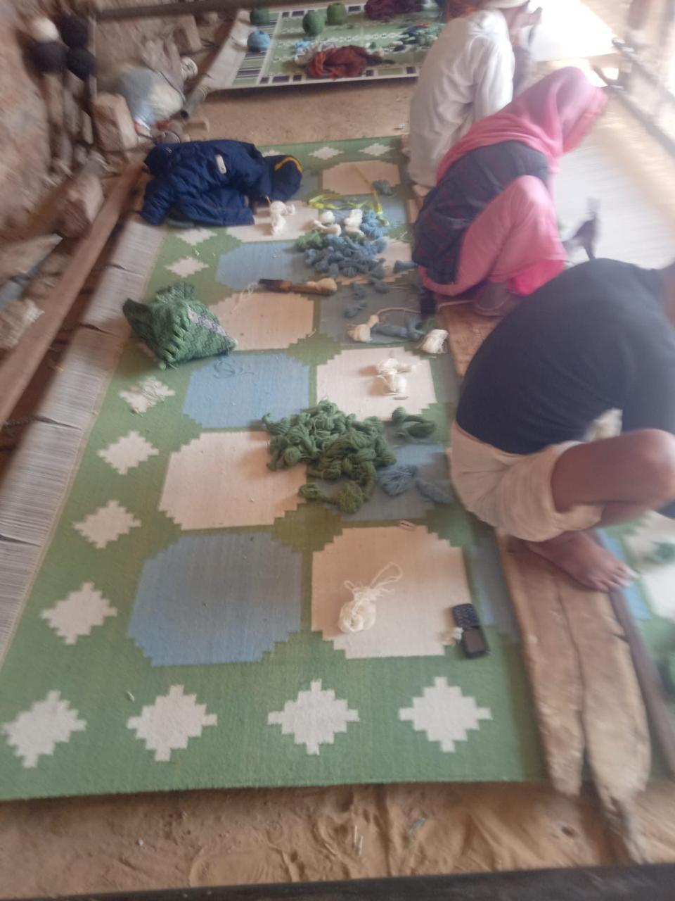 Tappeto indiano fatto a mano in lana neozelandese tinta al vegetale con motivi a piastrelle blu cielo, crema e verde muschio - 10'x14' (300x420cm)

Queste speciali dhurry a trama piatta sono tessute a mano con un filo di cotone 100% a 15 strati. A