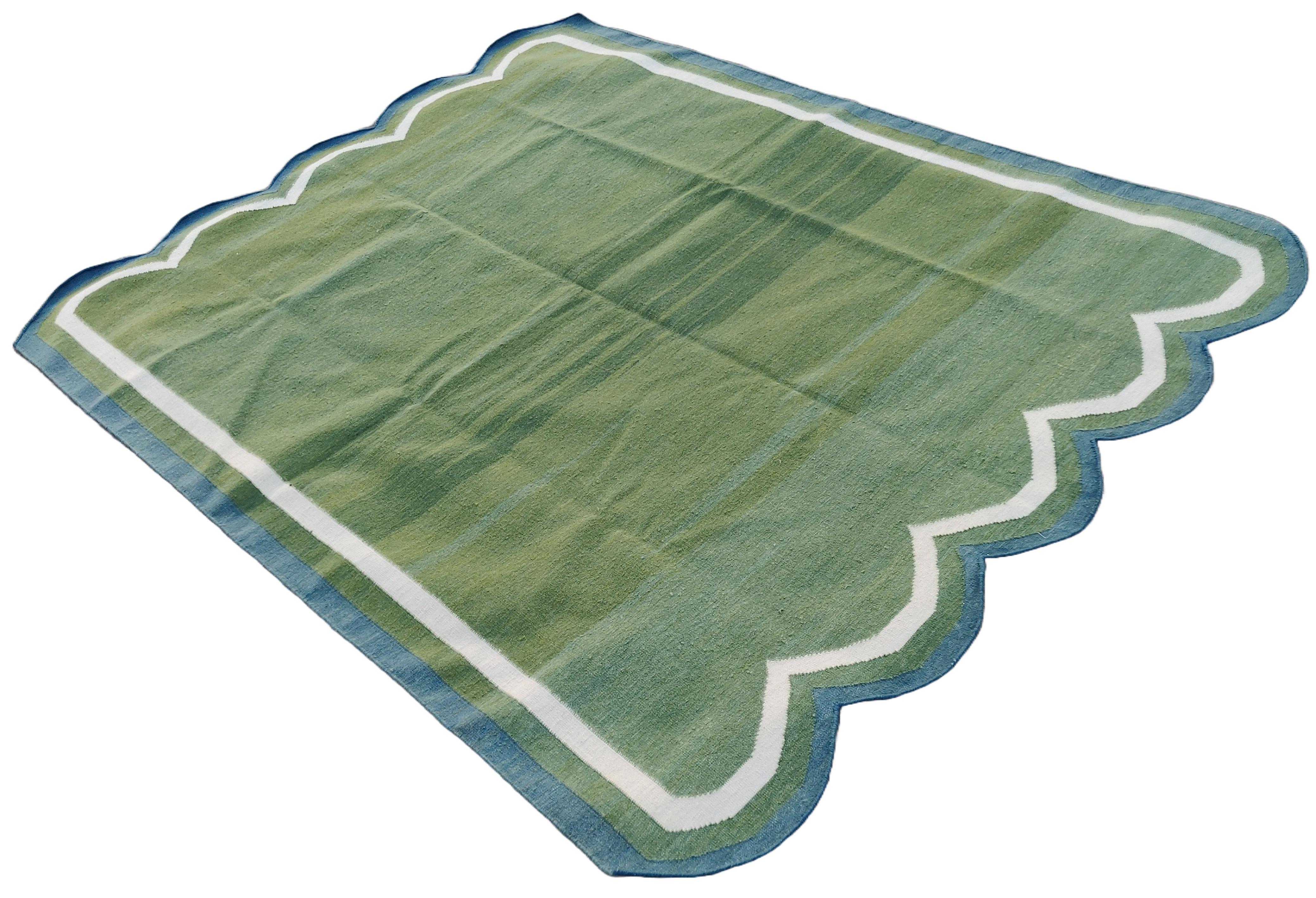Tapis indien en laine de Nouvelle-Zélande Dhurrie, teintée dans la masse, vert forêt, crème et bleu à rayures festonnées - 5'x7' (les festons courent sur les côtés de 5')

Ces dhurries spéciales à tissage plat sont tissées à la main avec un fil 100