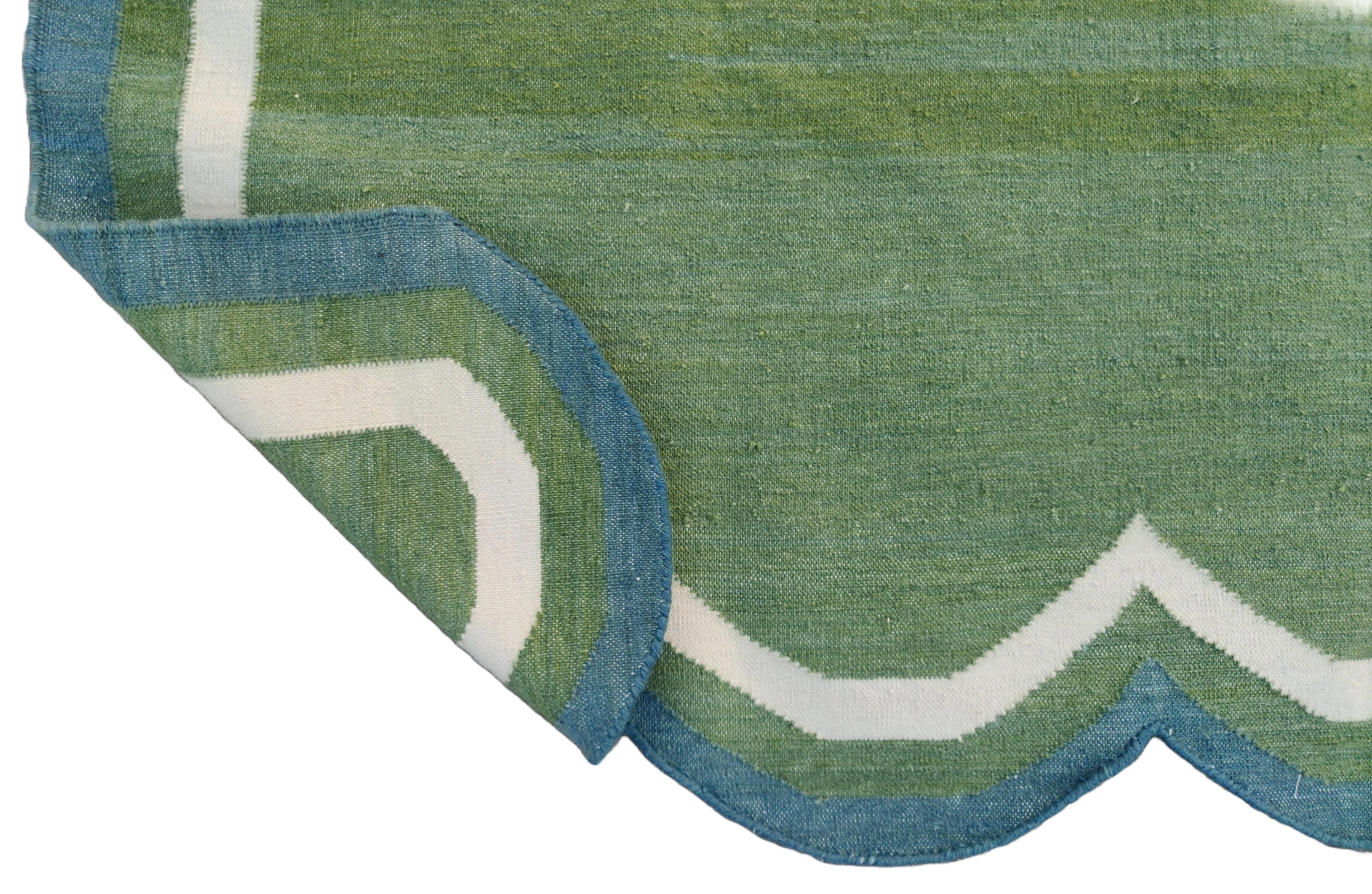 Mid-Century Modern Tapis Dhurrie à tissage plat fait à la main, 5 x 7, à rayures festonnées vertes et bleues en vente