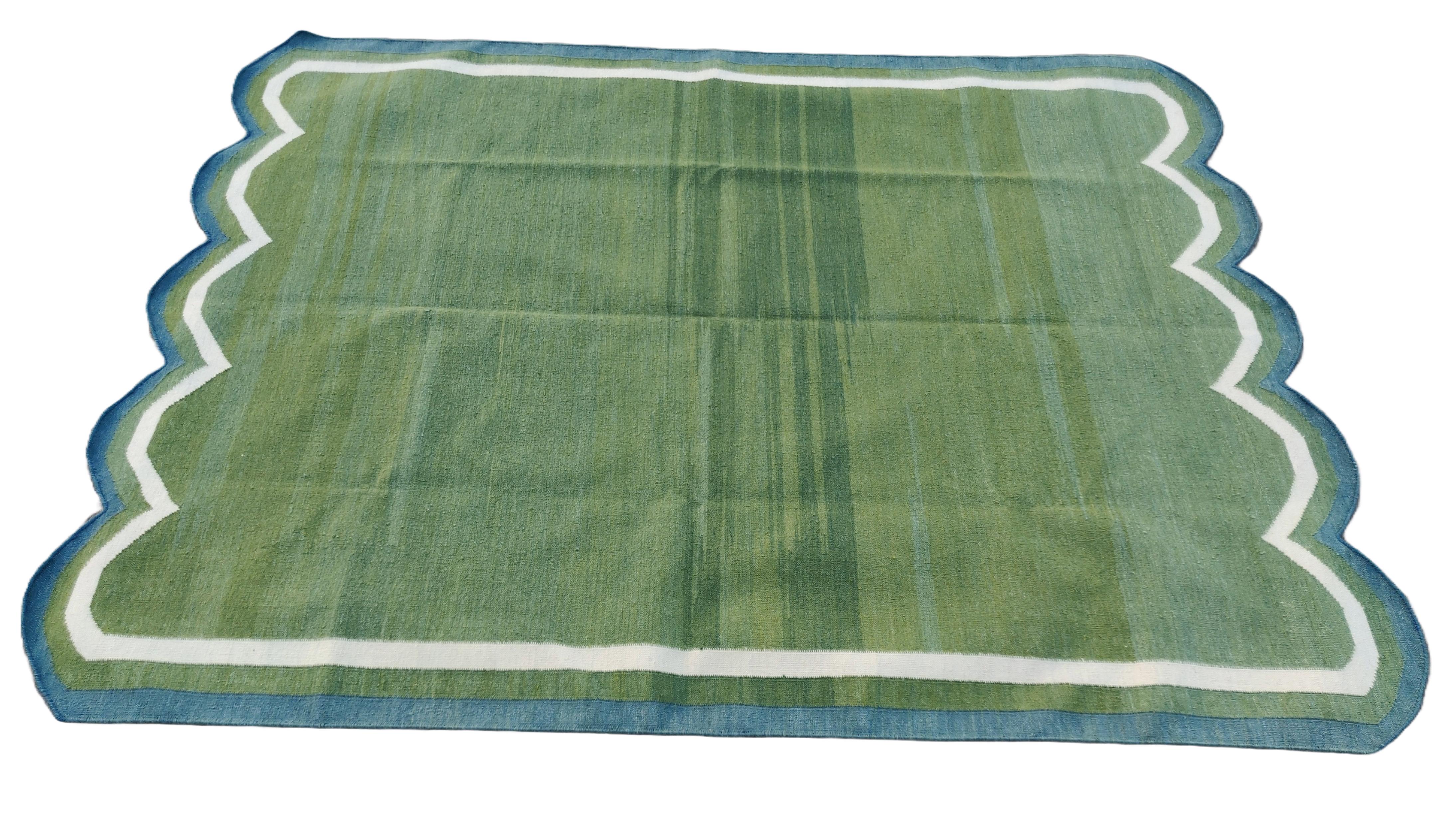 Indien Tapis Dhurrie à tissage plat fait à la main, 5 x 7, à rayures festonnées vertes et bleues en vente