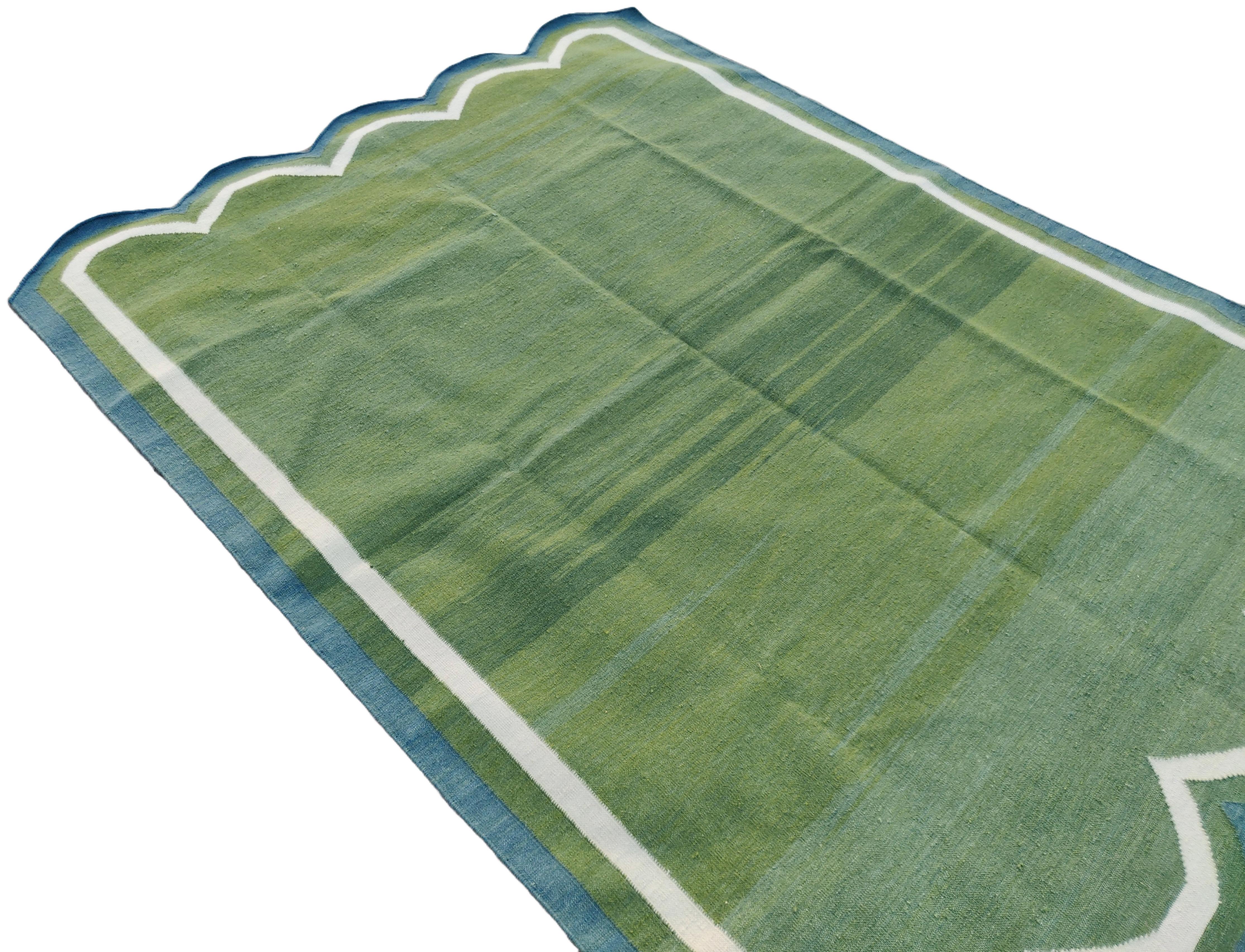 Tissé à la main Tapis Dhurrie à tissage plat fait à la main, 5 x 7, à rayures festonnées vertes et bleues en vente