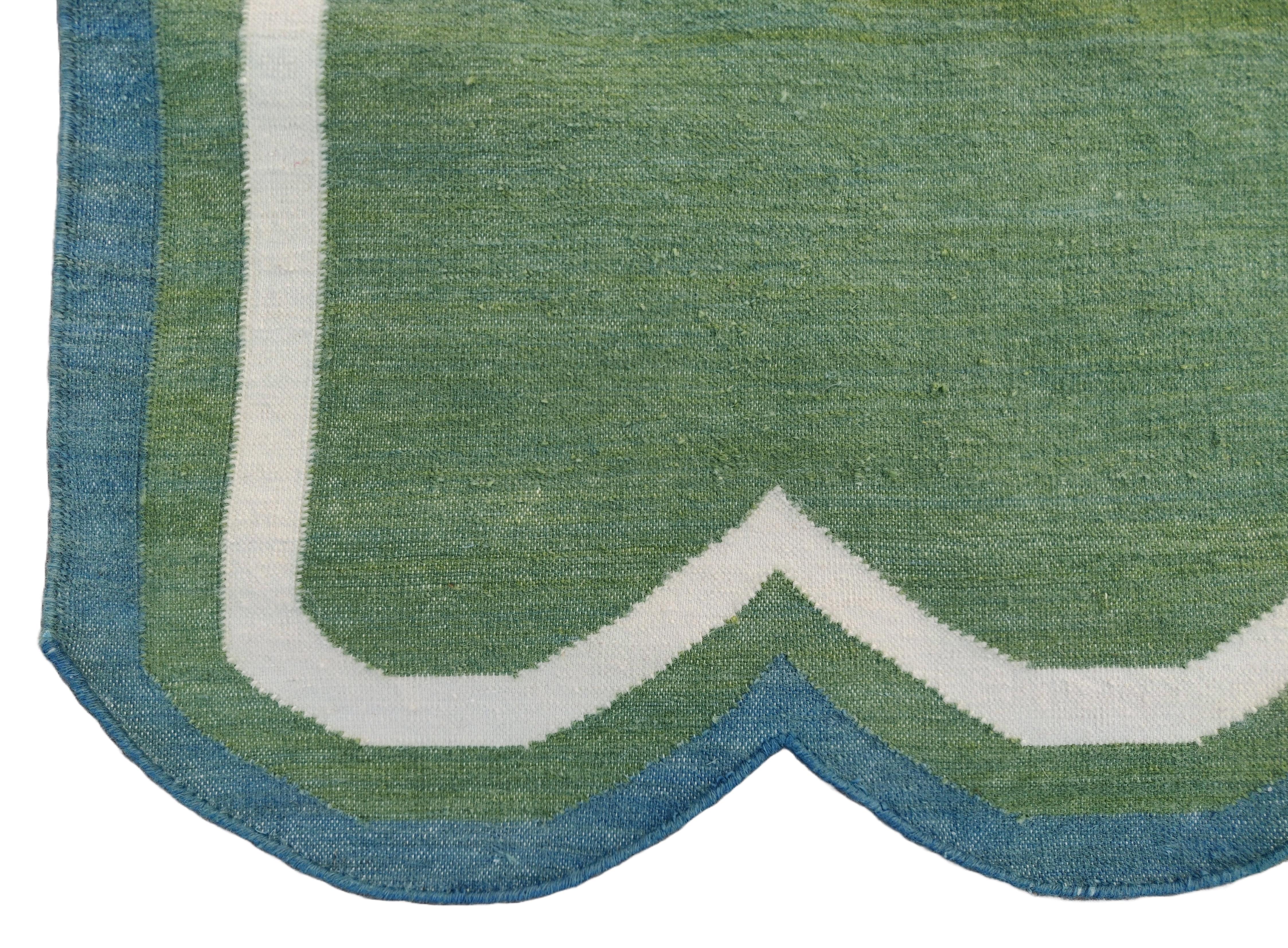 Tapis Dhurrie à tissage plat fait à la main, 5 x 7, à rayures festonnées vertes et bleues Neuf - En vente à Jaipur, IN