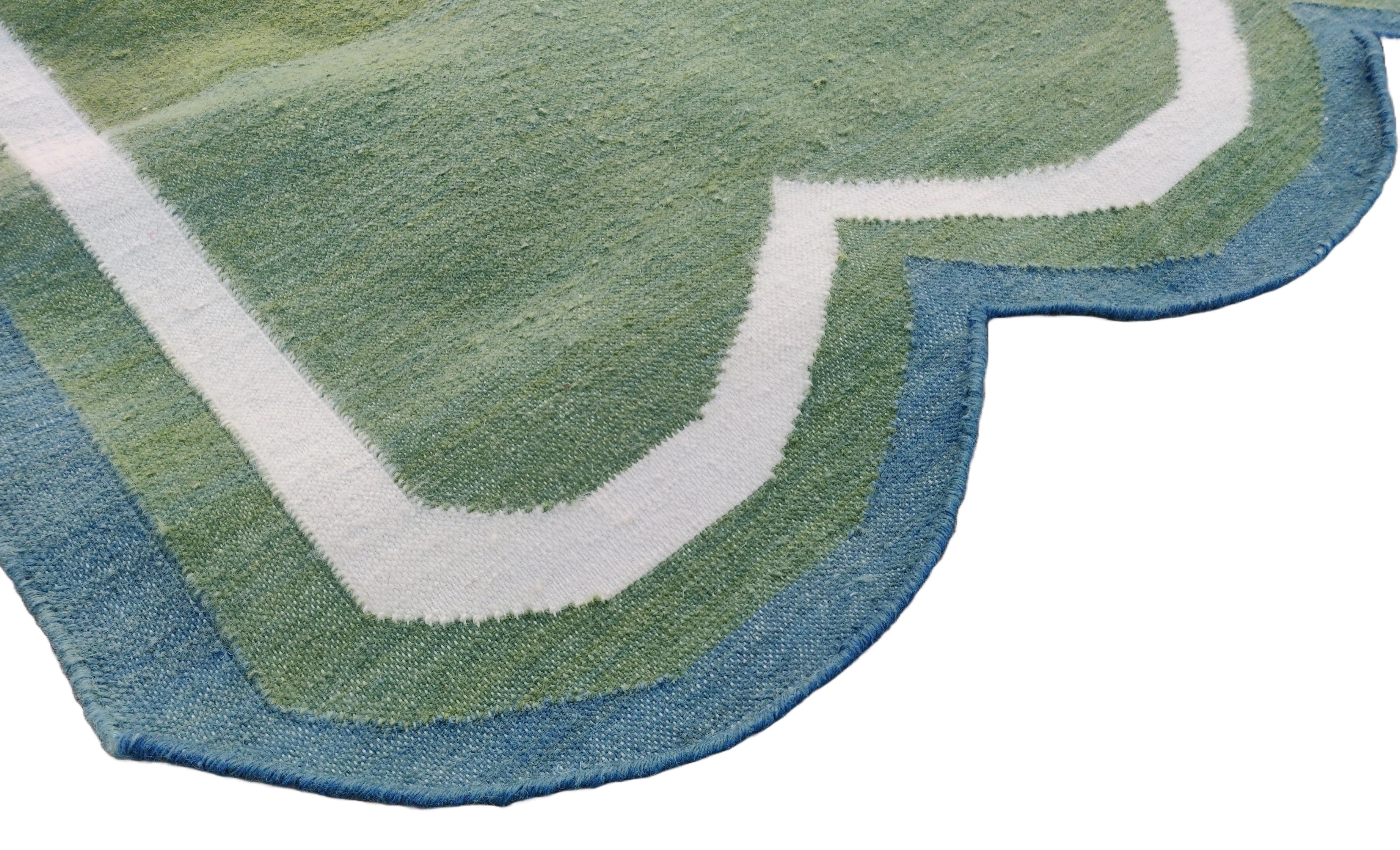 Tapis Dhurrie à tissage plat fait à la main, 5 x 7, à rayures festonnées vertes et bleues en vente 1