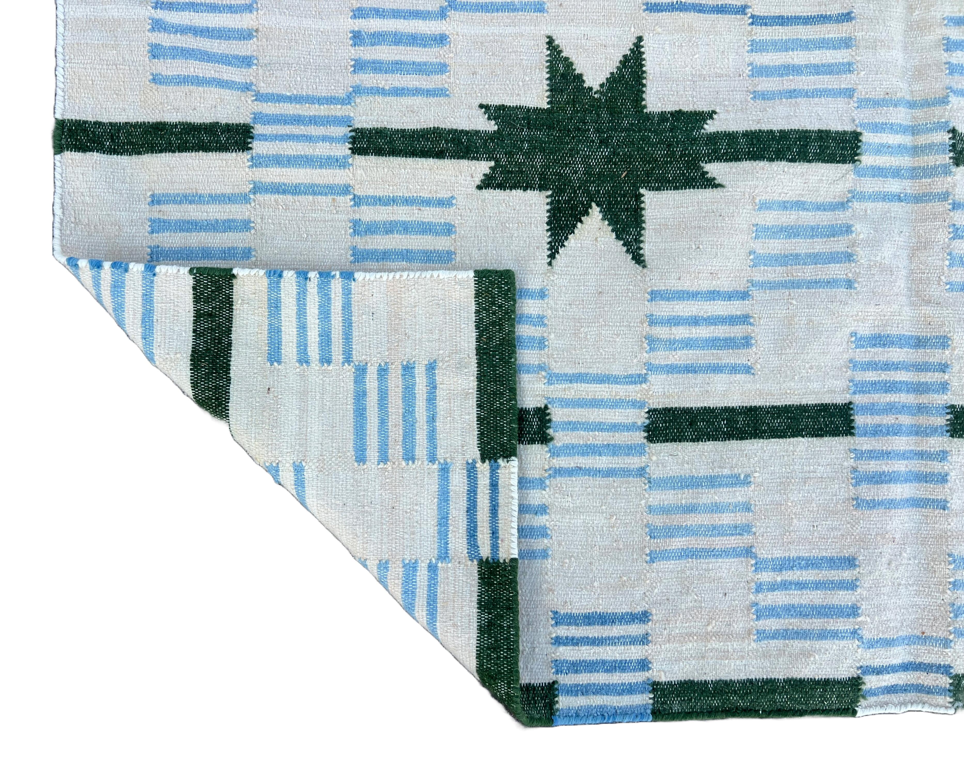 Handmade Woolen Area Flat Weave Rug, 5x7 White, Green Star Dash Indian Dhurrie For Sale 2