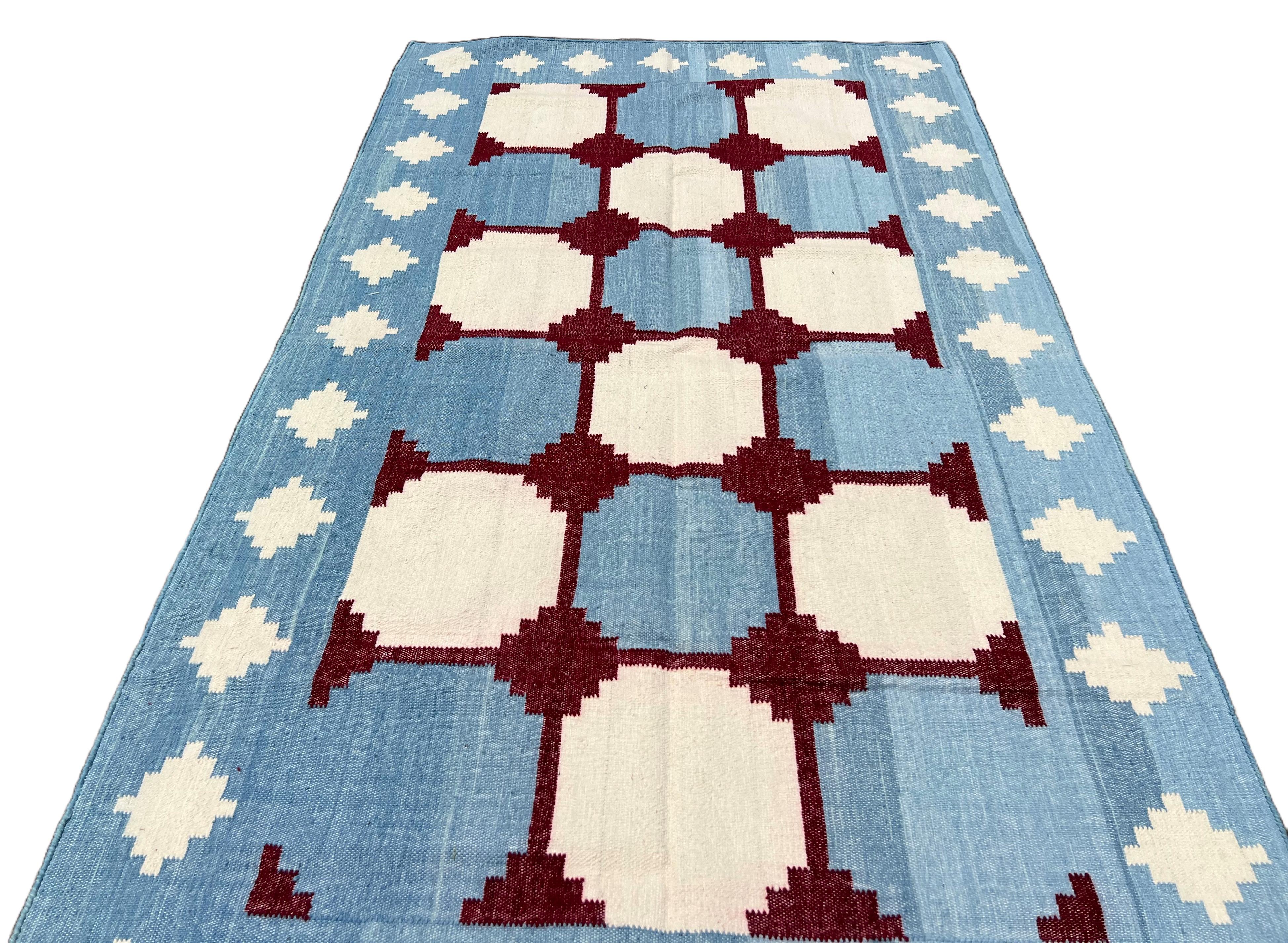 Tapis en laine à tissage plat, 5x8 Tapis Dhurrie à motifs bleus et rouges en vente 2