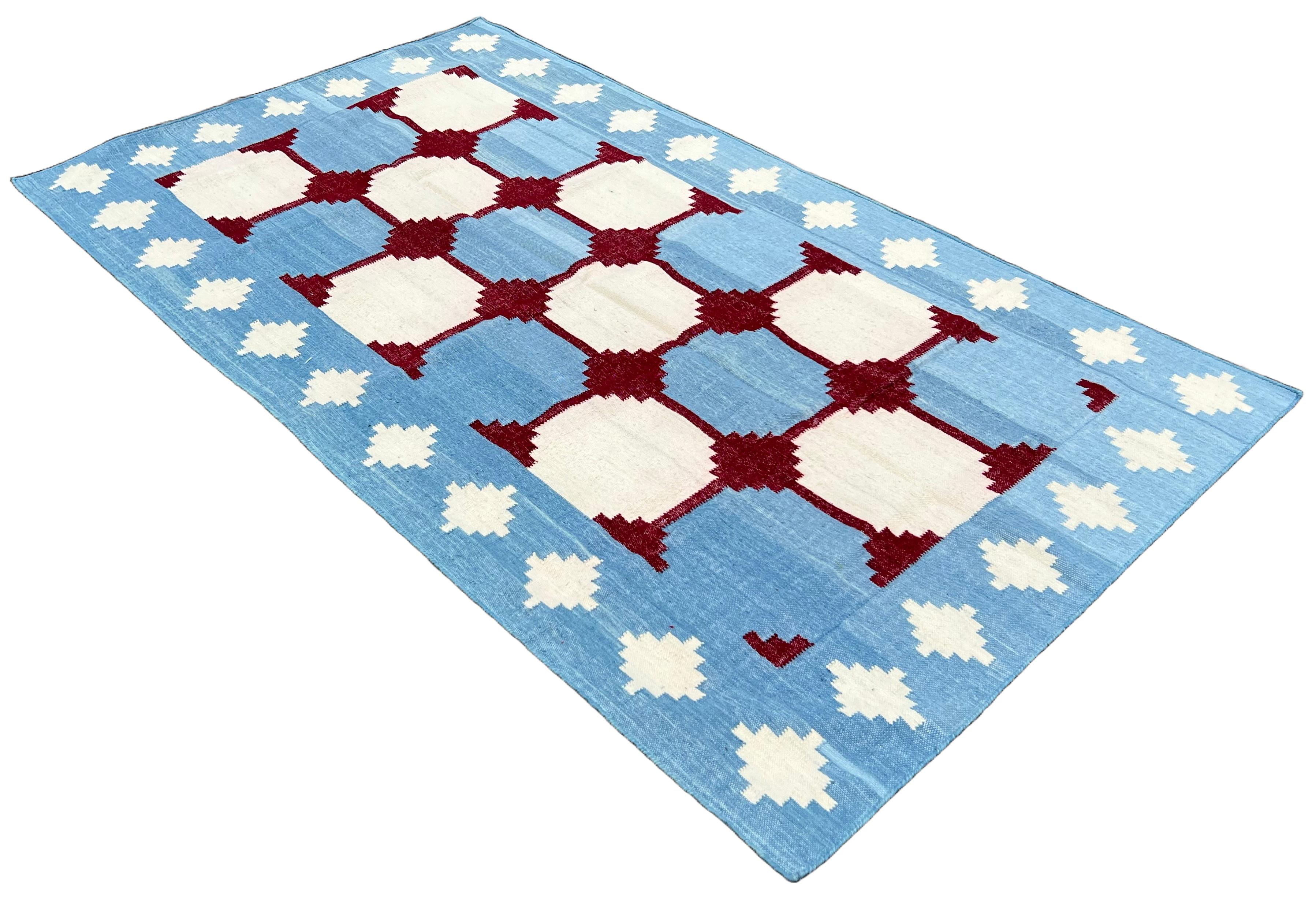 Tapis indien en laine néo-zélandaise teintée dans la masse bleu ciel, crème et rouge terracotta à motifs de tuiles - 5'x8' (150x240cm)
Matière : 70% laine / 30% coton.

Ces dhurries spéciales à tissage plat sont tissées à la main avec du fil 100 %