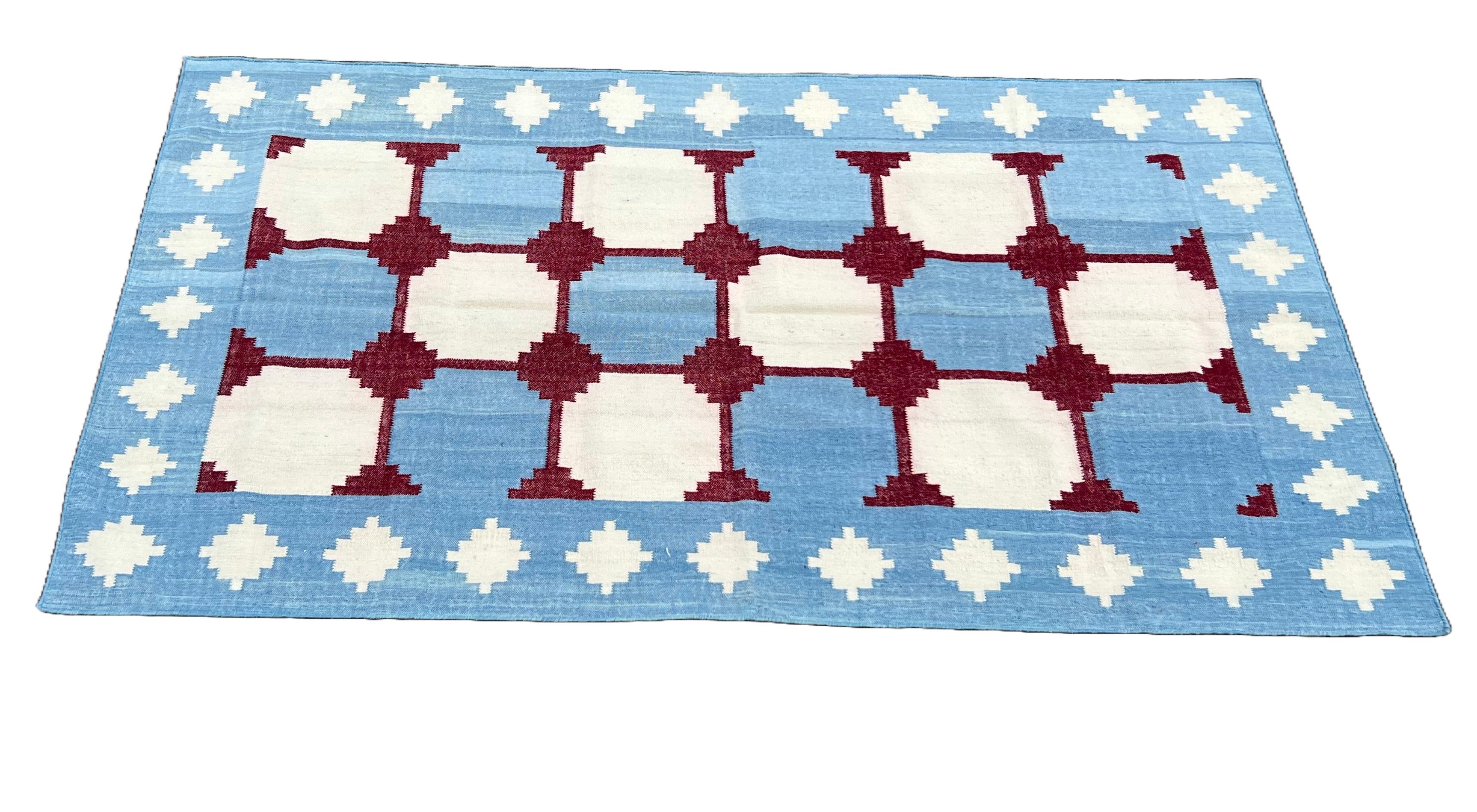 Mid-Century Modern Tapis en laine à tissage plat, 5x8 Tapis Dhurrie à motifs bleus et rouges en vente