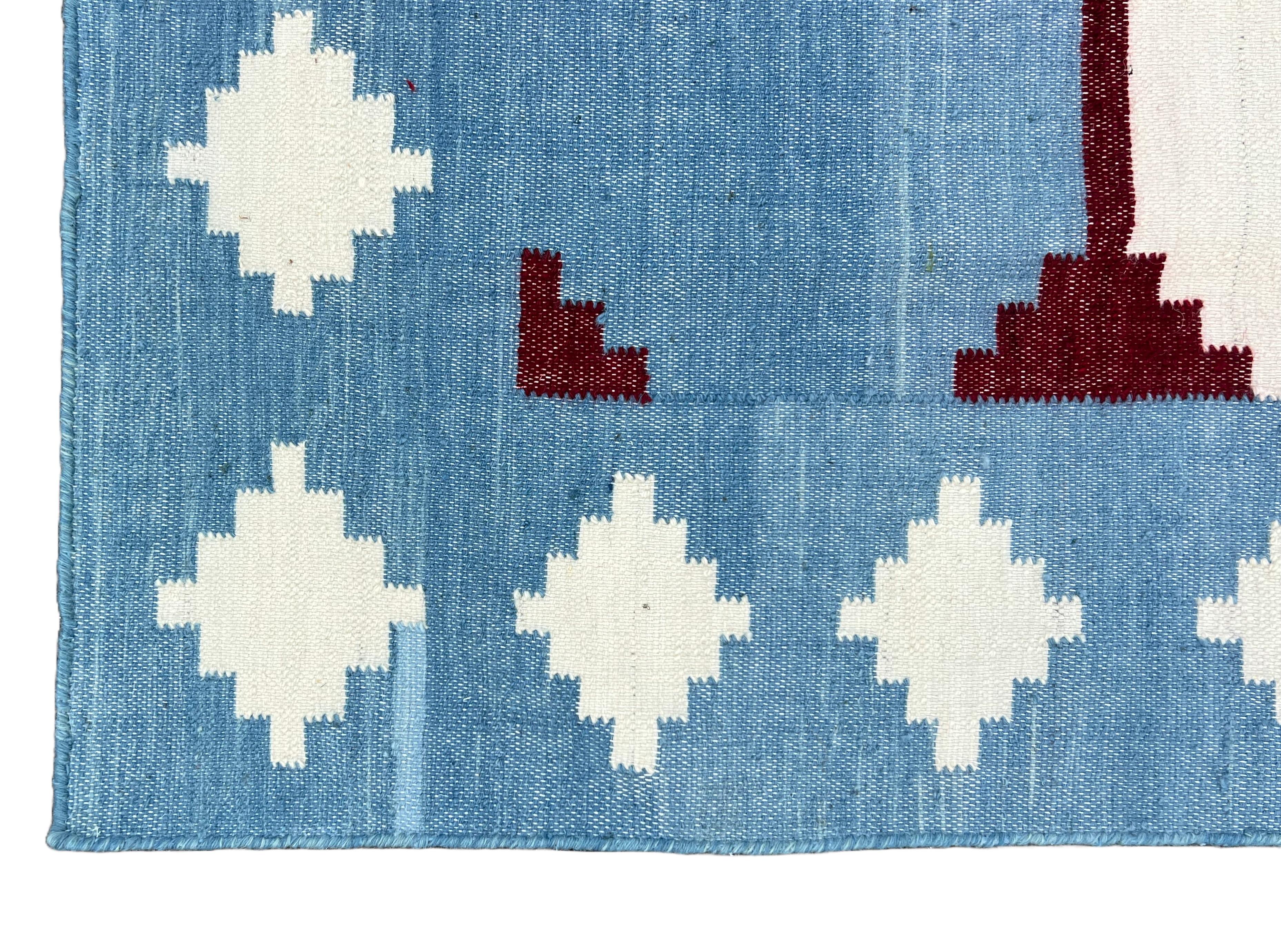 Indien Tapis en laine à tissage plat, 5x8 Tapis Dhurrie à motifs bleus et rouges en vente
