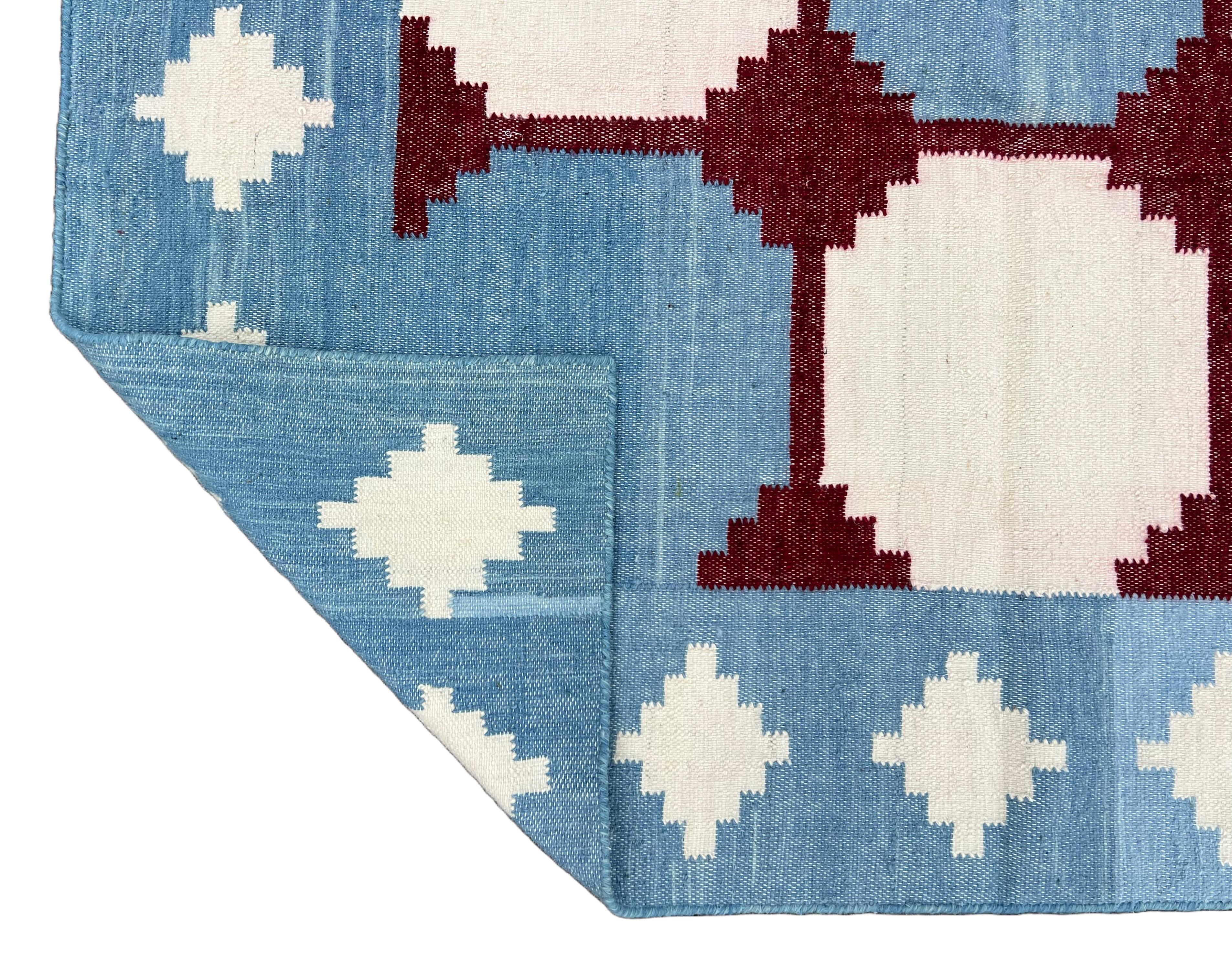 Tissé à la main Tapis en laine à tissage plat, 5x8 Tapis Dhurrie à motifs bleus et rouges en vente