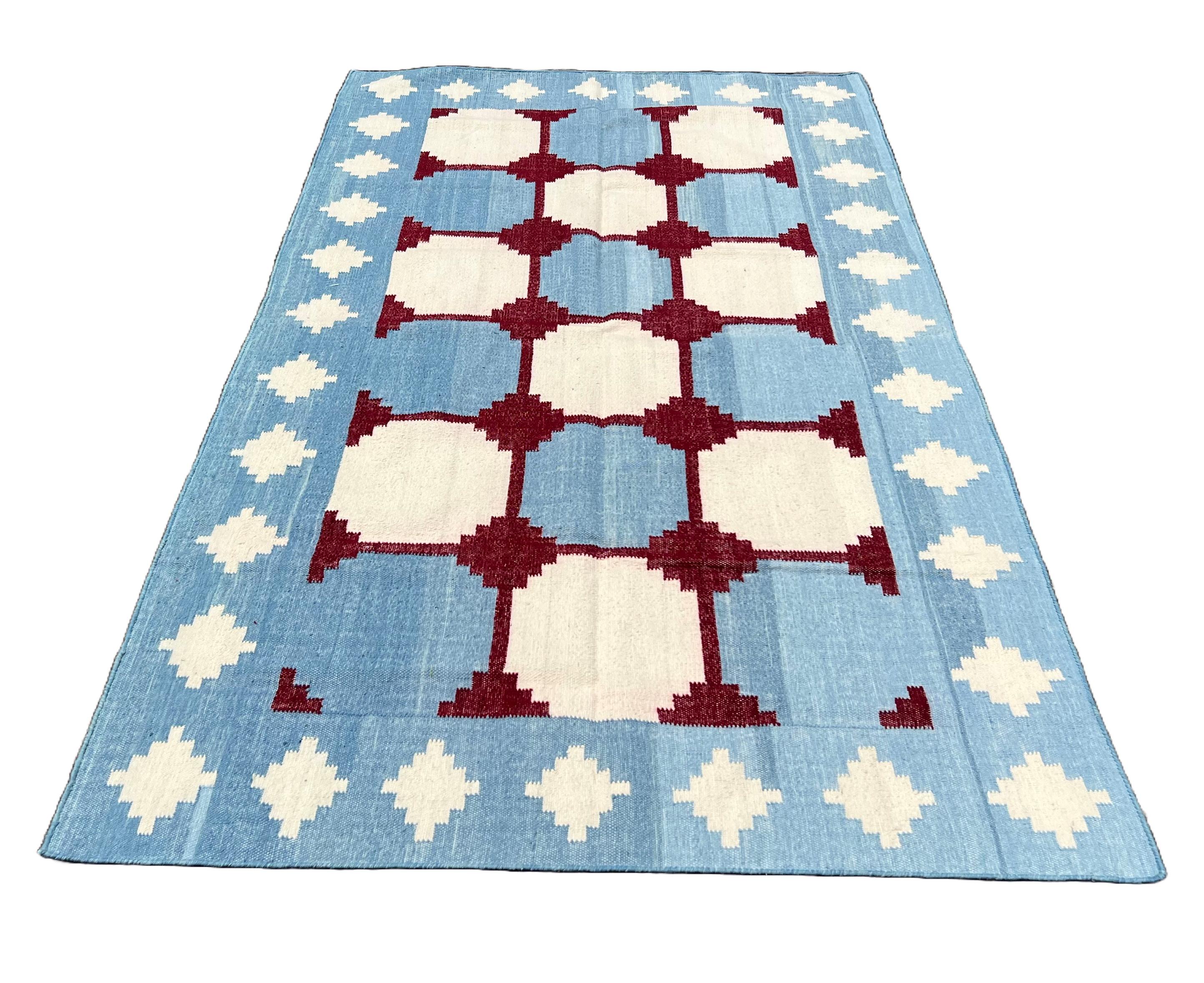 Tapis en laine à tissage plat, 5x8 Tapis Dhurrie à motifs bleus et rouges en vente 1