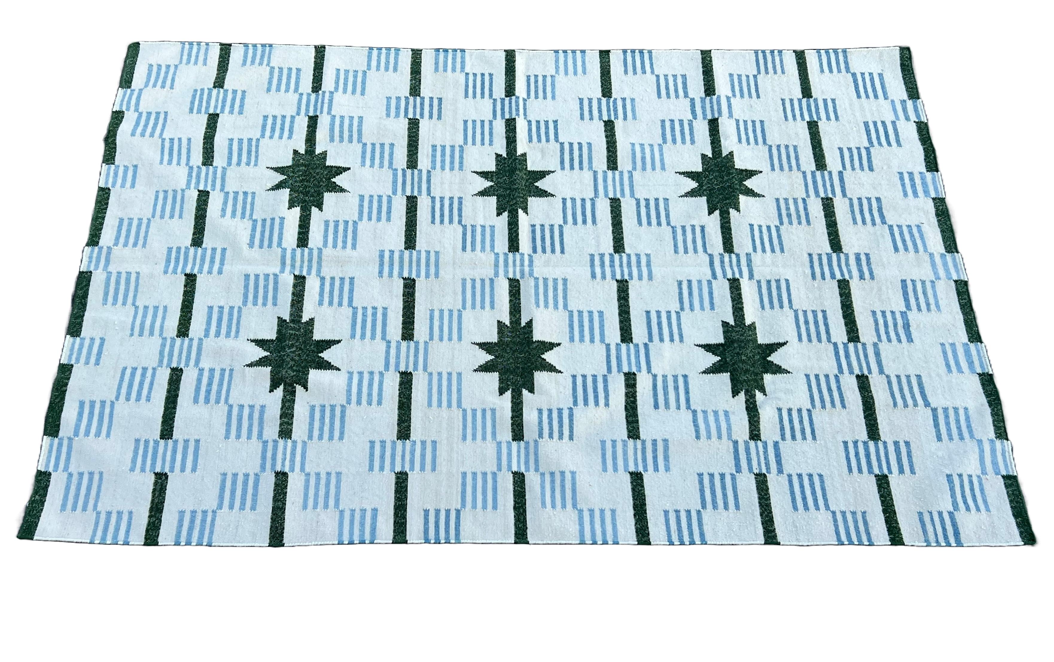 Tapis de Nouvelle-Zélande en laine naturelle teintée dans la masse, blanc, bleu ciel et vert foncé, à rayures et étoiles-5'x8' (150x240cm)

Ces dhurries spéciales à tissage plat sont tissées à la main avec un fil de 15 plis (70 % de laine et 30 % de