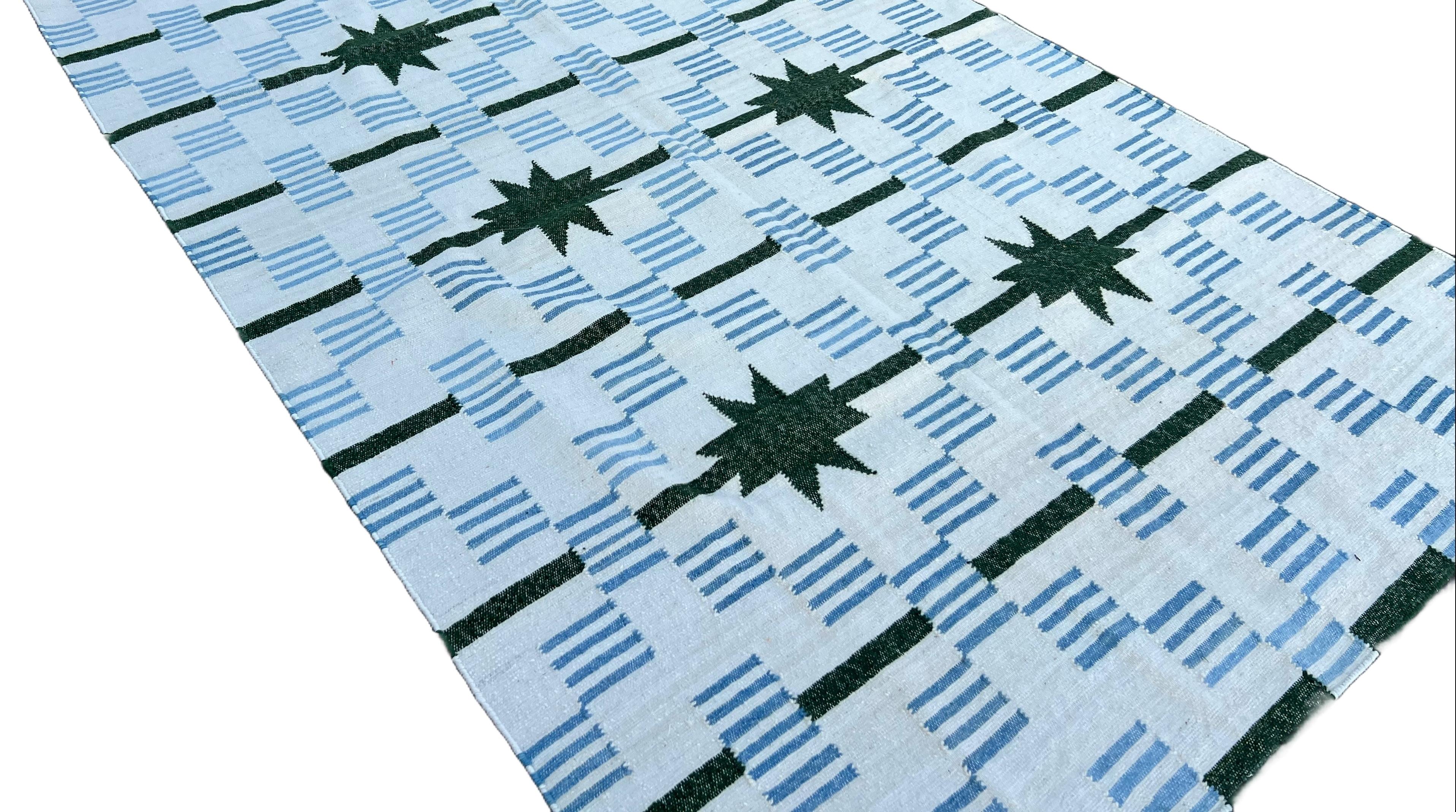 Tissé à la main Tapis de sol en laine tissé à plat, 5x8 blanc, vert Star Dash Indian Dhurrie en vente