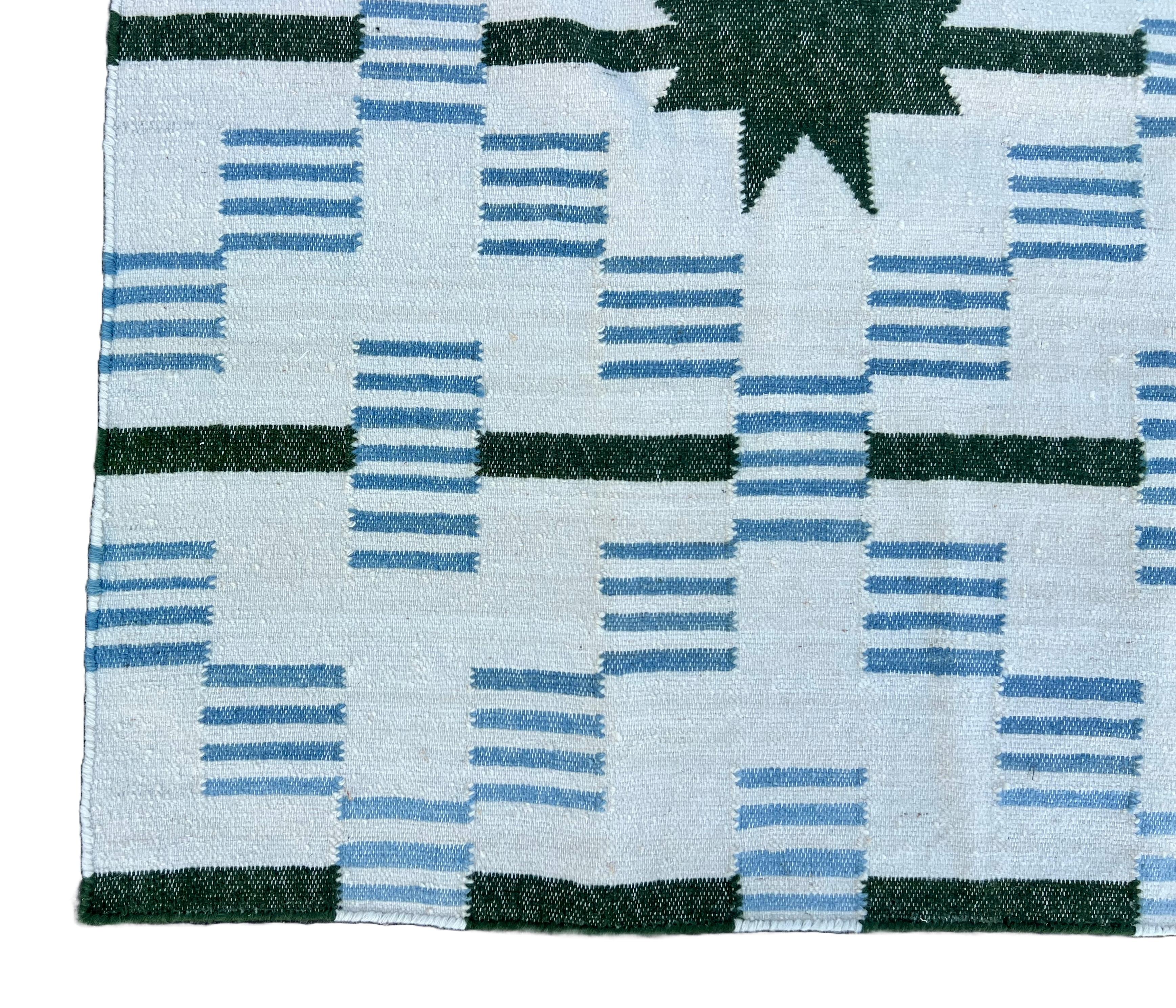 Laine Tapis de sol en laine tissé à plat, 5x8 blanc, vert Star Dash Indian Dhurrie en vente