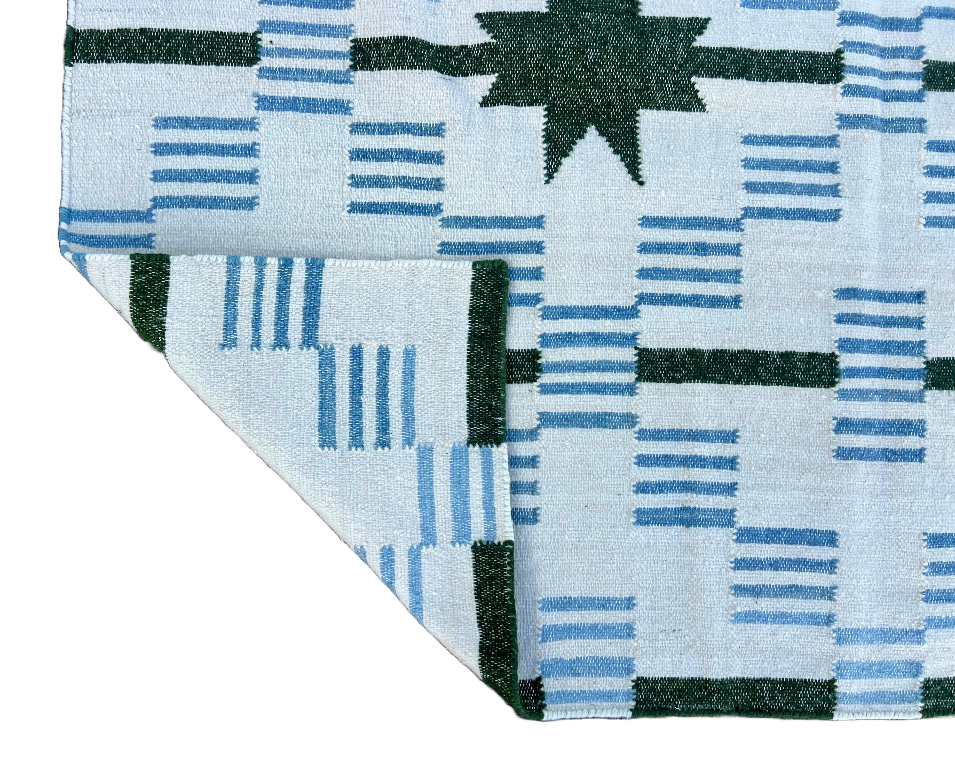 Tapis de sol en laine tissé à plat, 5x8 blanc, vert Star Dash Indian Dhurrie en vente 1