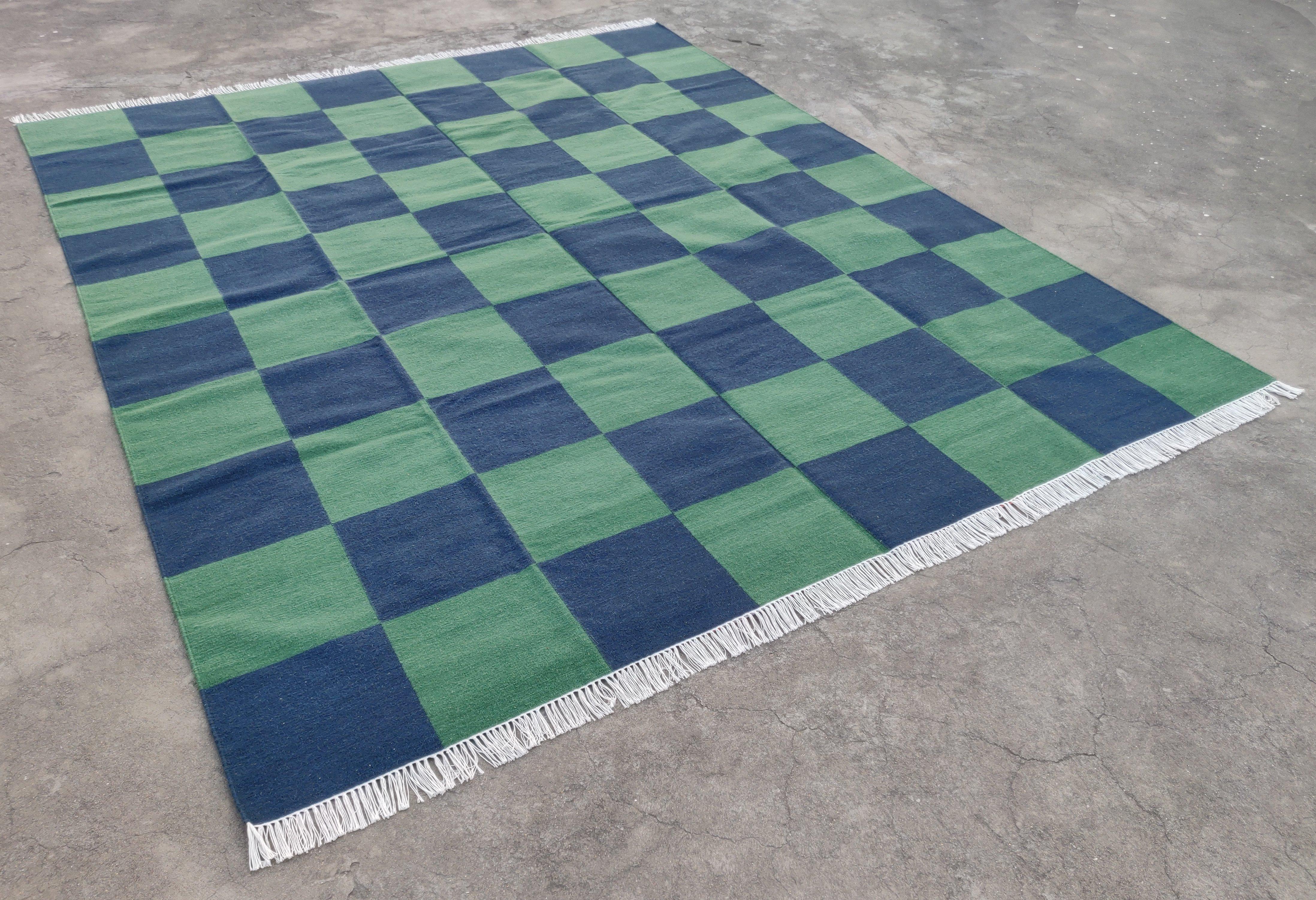 Handgefertigter flacher Wollteppich mit Flachgewebe, 6x9 Blauer und grüner Kachel karierter Dhurrie-Teppich (Indisch) im Angebot