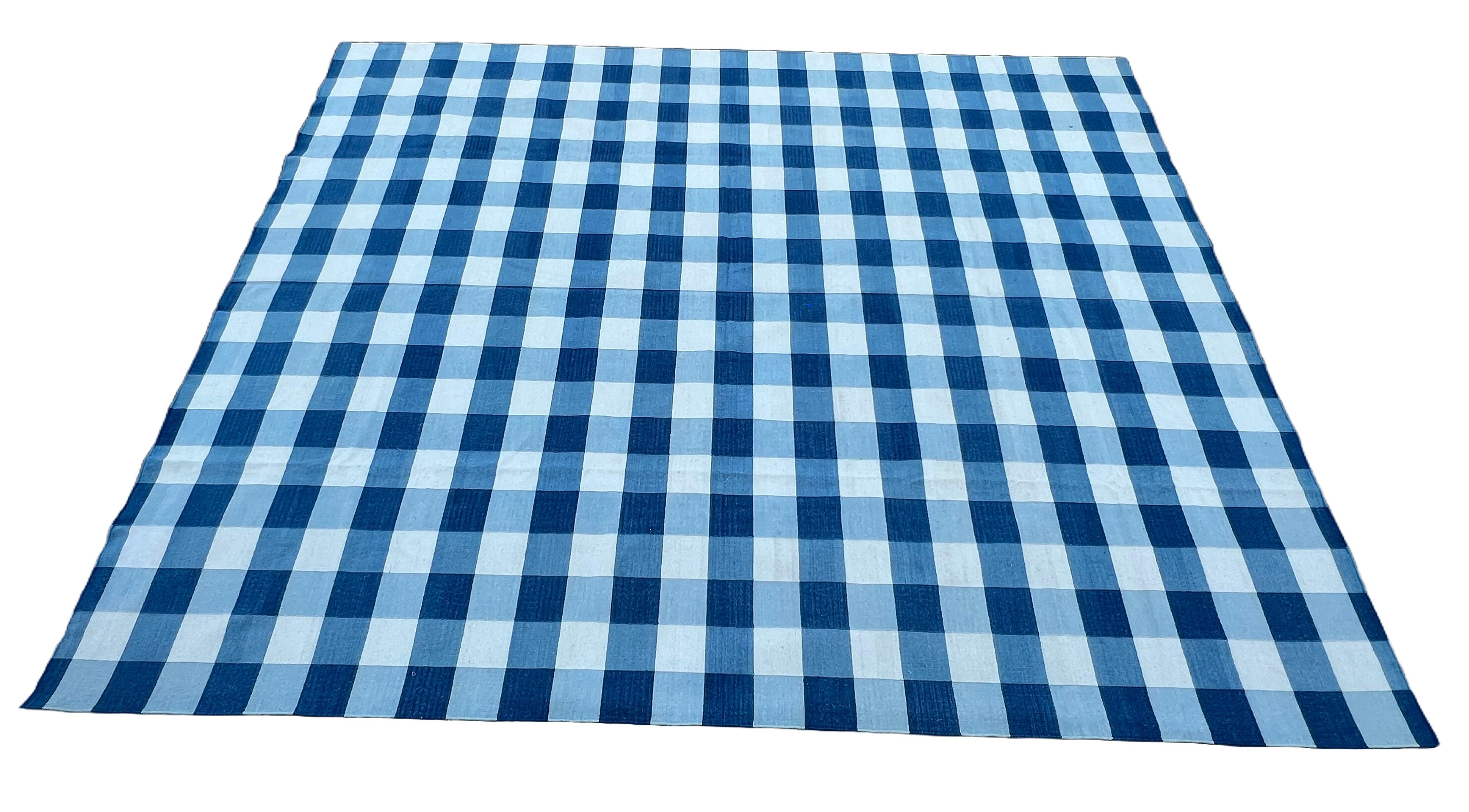 Tappeto a tessitura piatta in lana fatto a mano, 6x9 Blue and White Checker Board Dhurrie in vendita 2