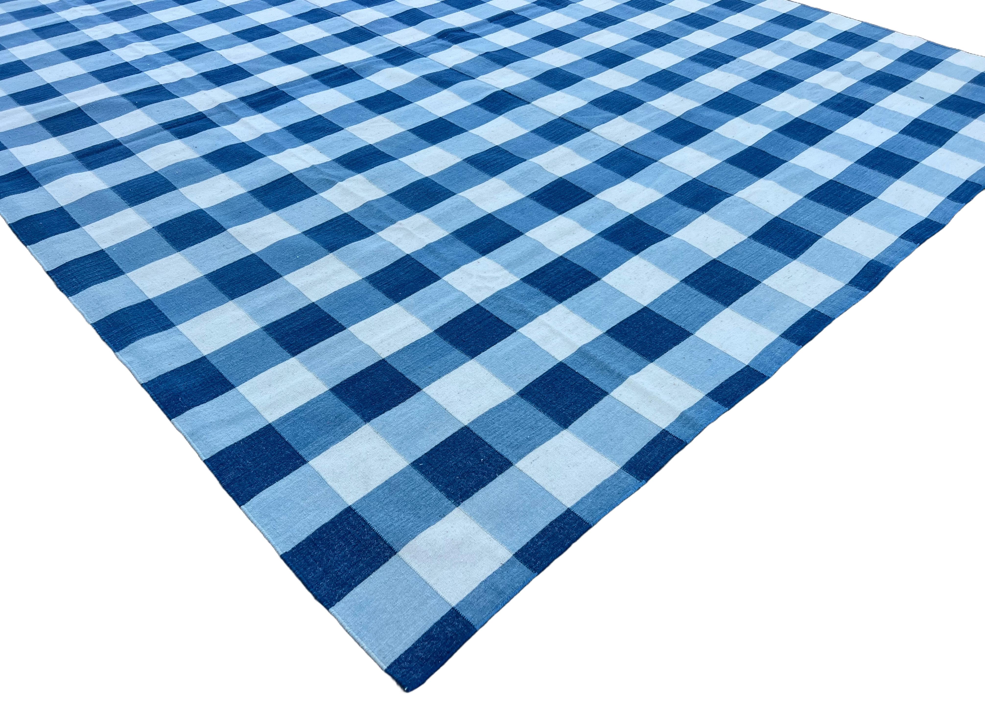 Mid-Century moderno Tappeto a tessitura piatta in lana fatto a mano, 6x9 Blue and White Checker Board Dhurrie in vendita