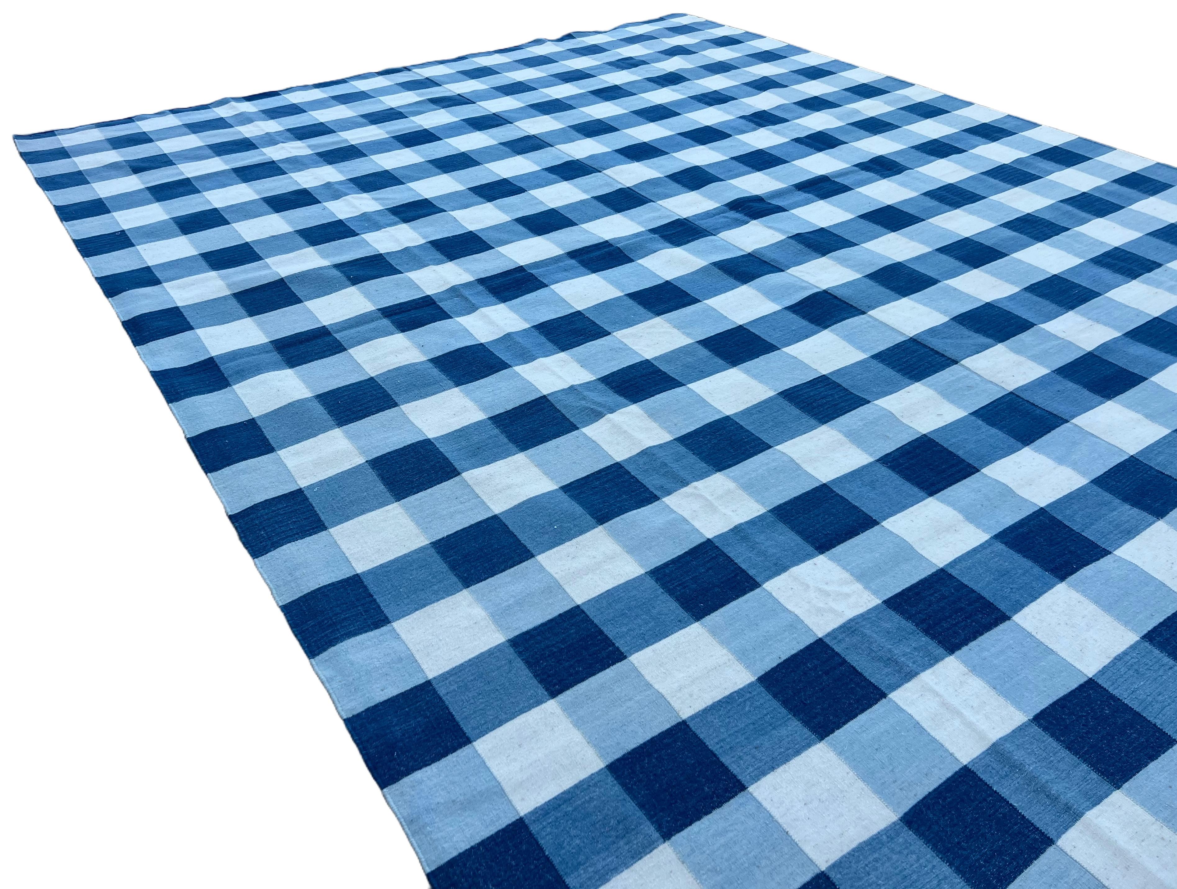 Indiano Tappeto a tessitura piatta in lana fatto a mano, 6x9 Blue and White Checker Board Dhurrie in vendita