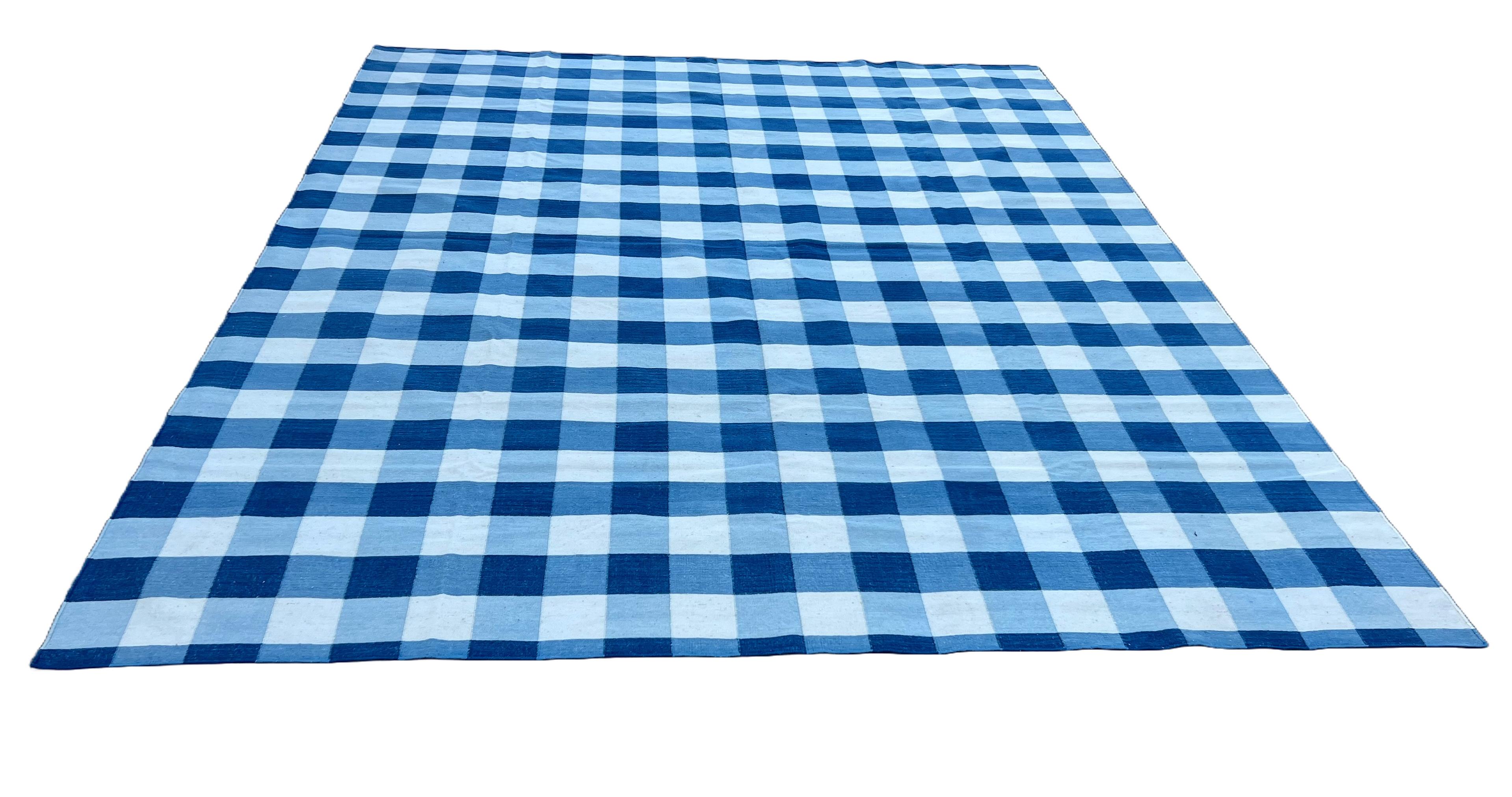 Tessuto a mano Tappeto a tessitura piatta in lana fatto a mano, 6x9 Blue and White Checker Board Dhurrie in vendita