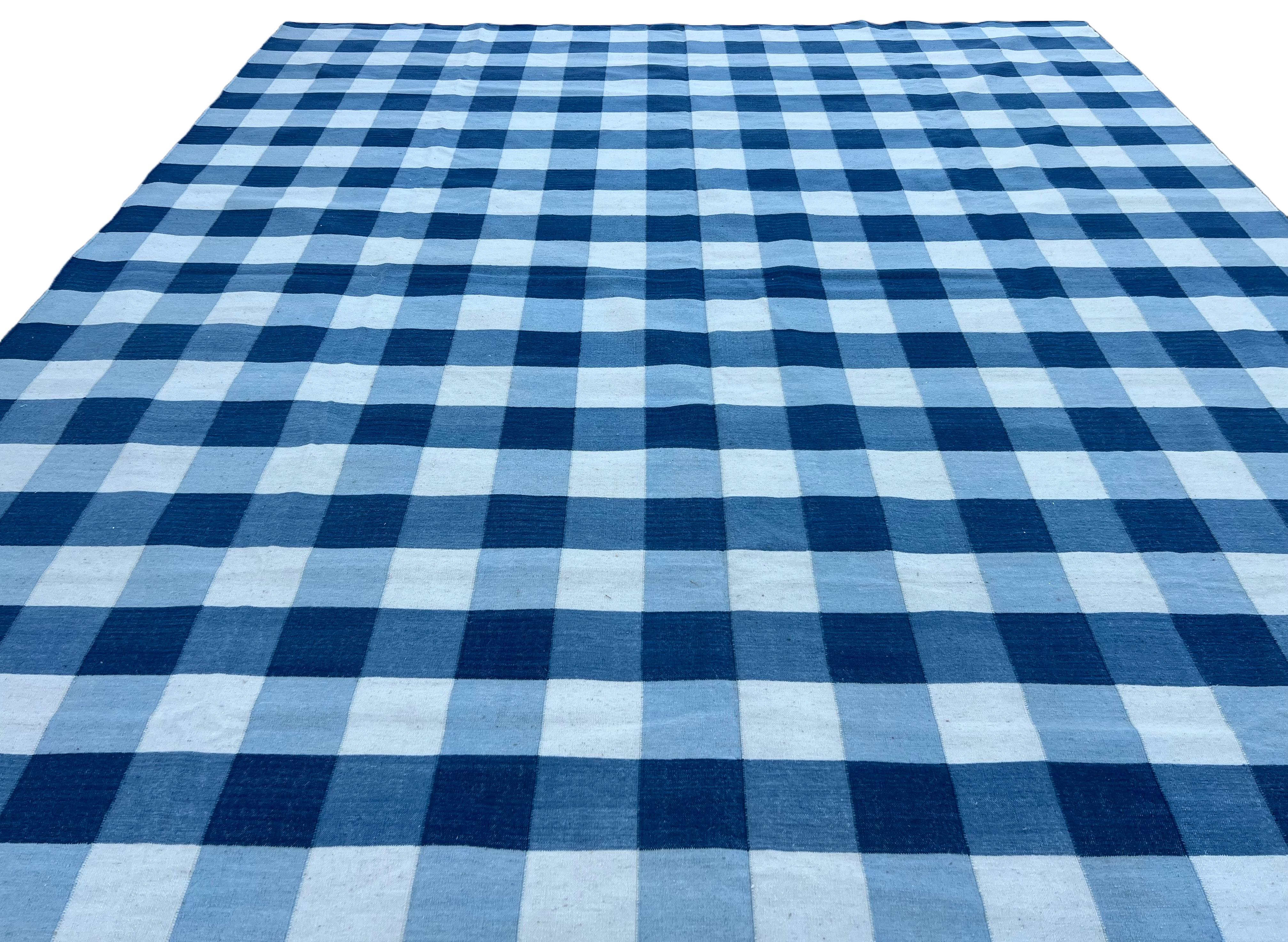 Tappeto a tessitura piatta in lana fatto a mano, 6x9 Blue and White Checker Board Dhurrie In condizioni Nuovo in vendita a Jaipur, IN