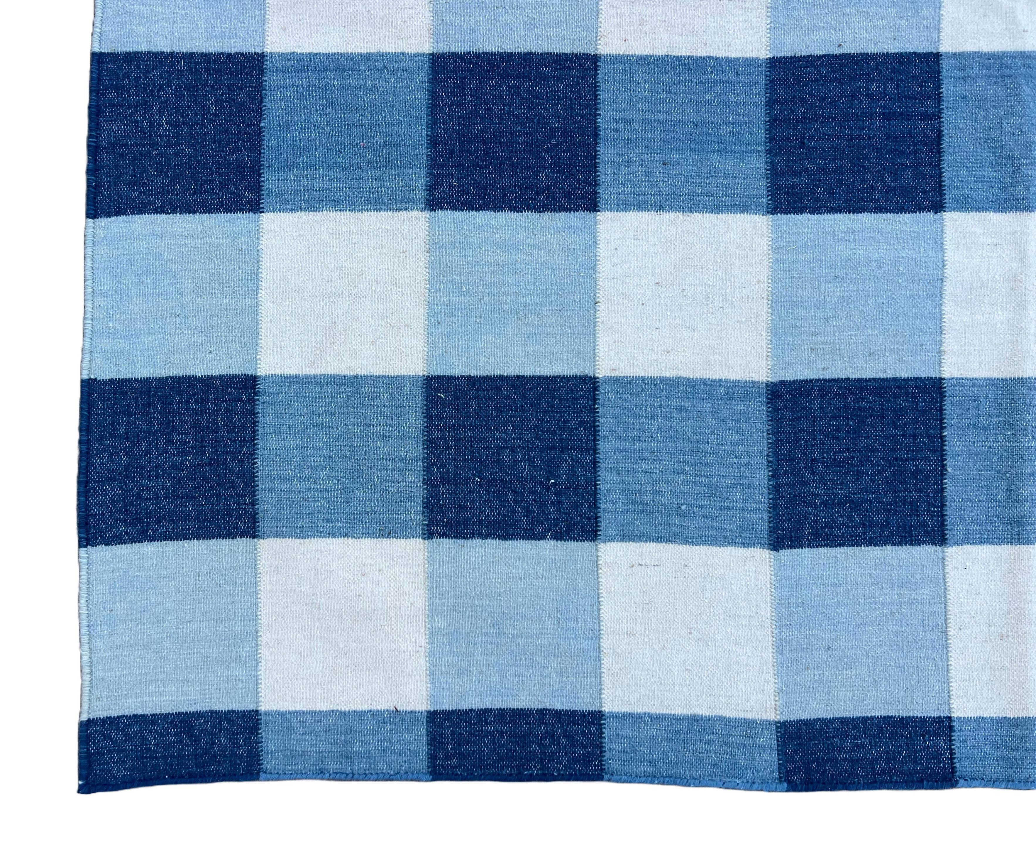 XXI secolo e contemporaneo Tappeto a tessitura piatta in lana fatto a mano, 6x9 Blue and White Checker Board Dhurrie in vendita