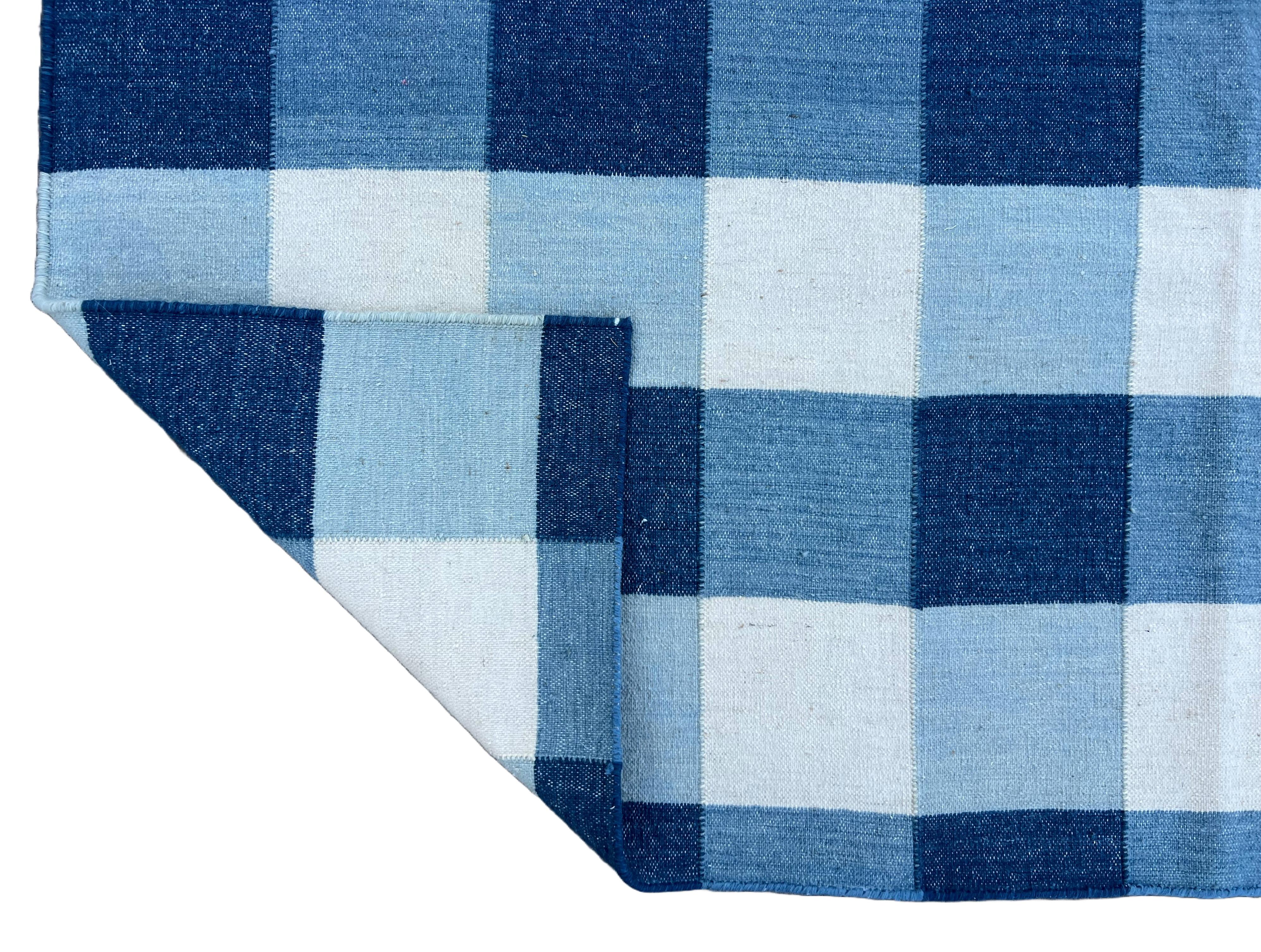 Lana Tappeto a tessitura piatta in lana fatto a mano, 6x9 Blue and White Checker Board Dhurrie in vendita