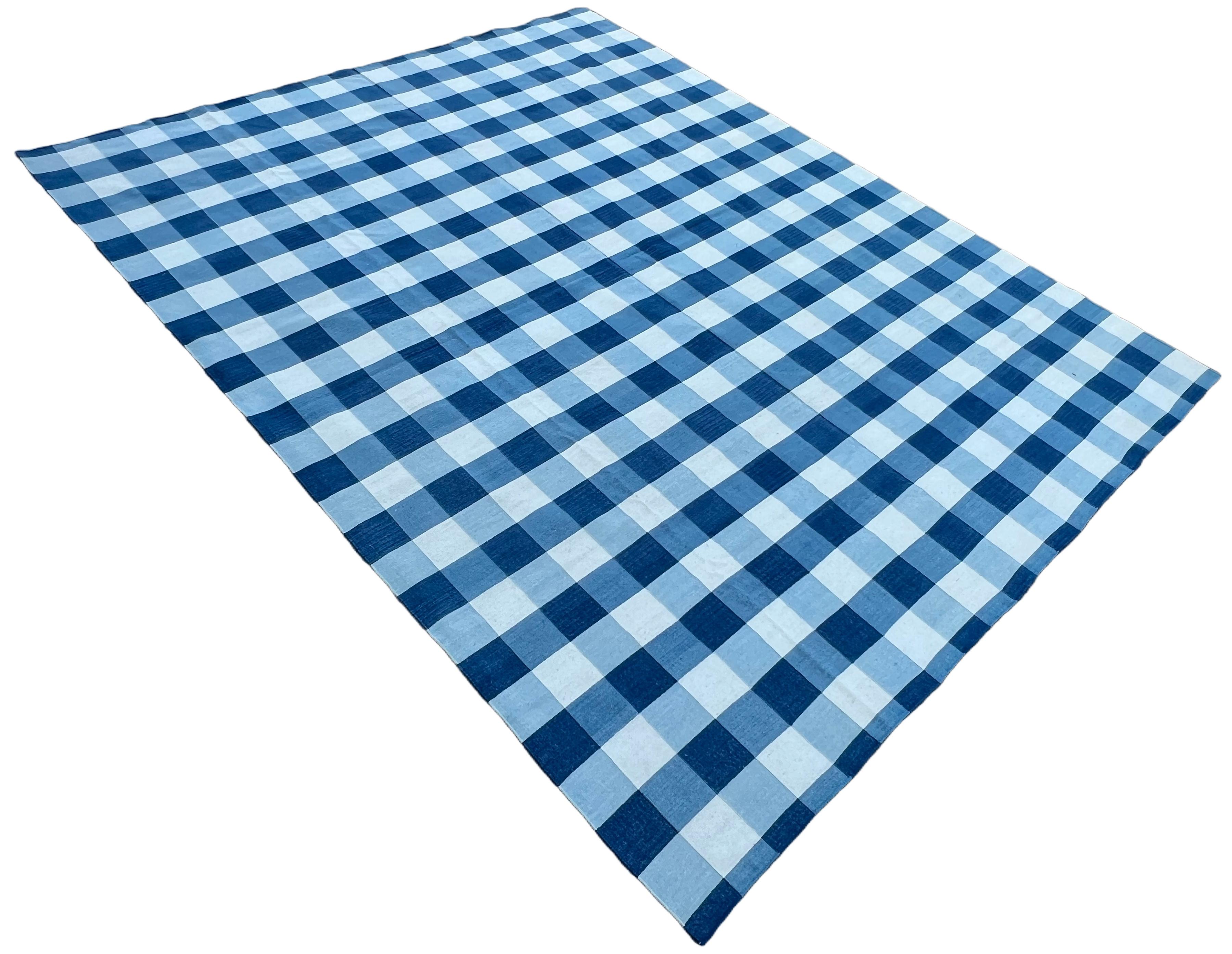 Tappeto a tessitura piatta in lana fatto a mano, 6x9 Blue and White Checker Board Dhurrie in vendita 1